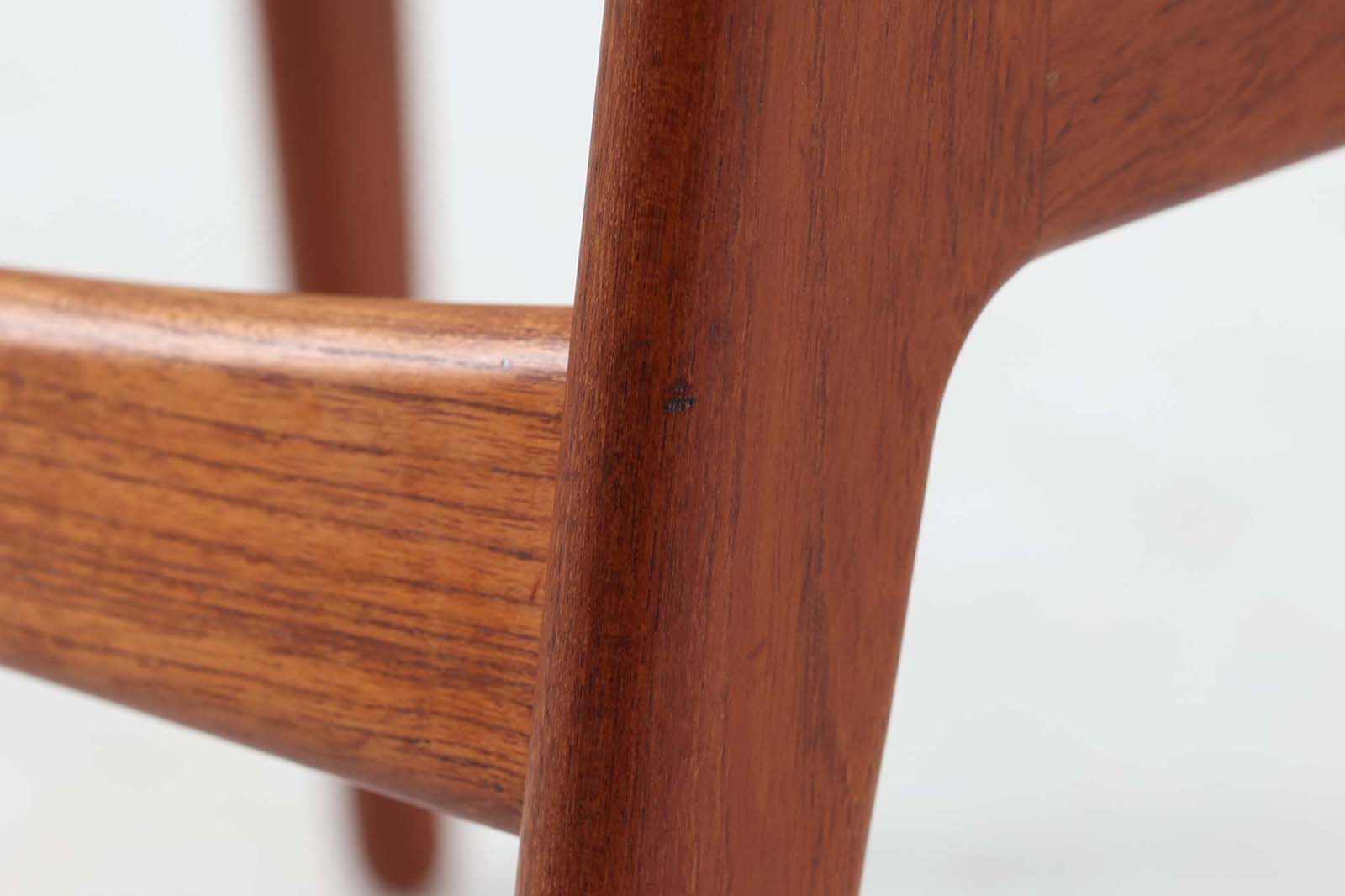 デンマークの名工Vamomobelfabrik社の熟練の職人によって作成された「Ella」チェアです。ArneVodderならではの強度とデザイン性が両立した名作椅子です。背もたれは座った時にフィットする様に回転式となっており座り心地も良好です。アーム付きのタイプもございますが、こちらはアームレスタイプとなっております。