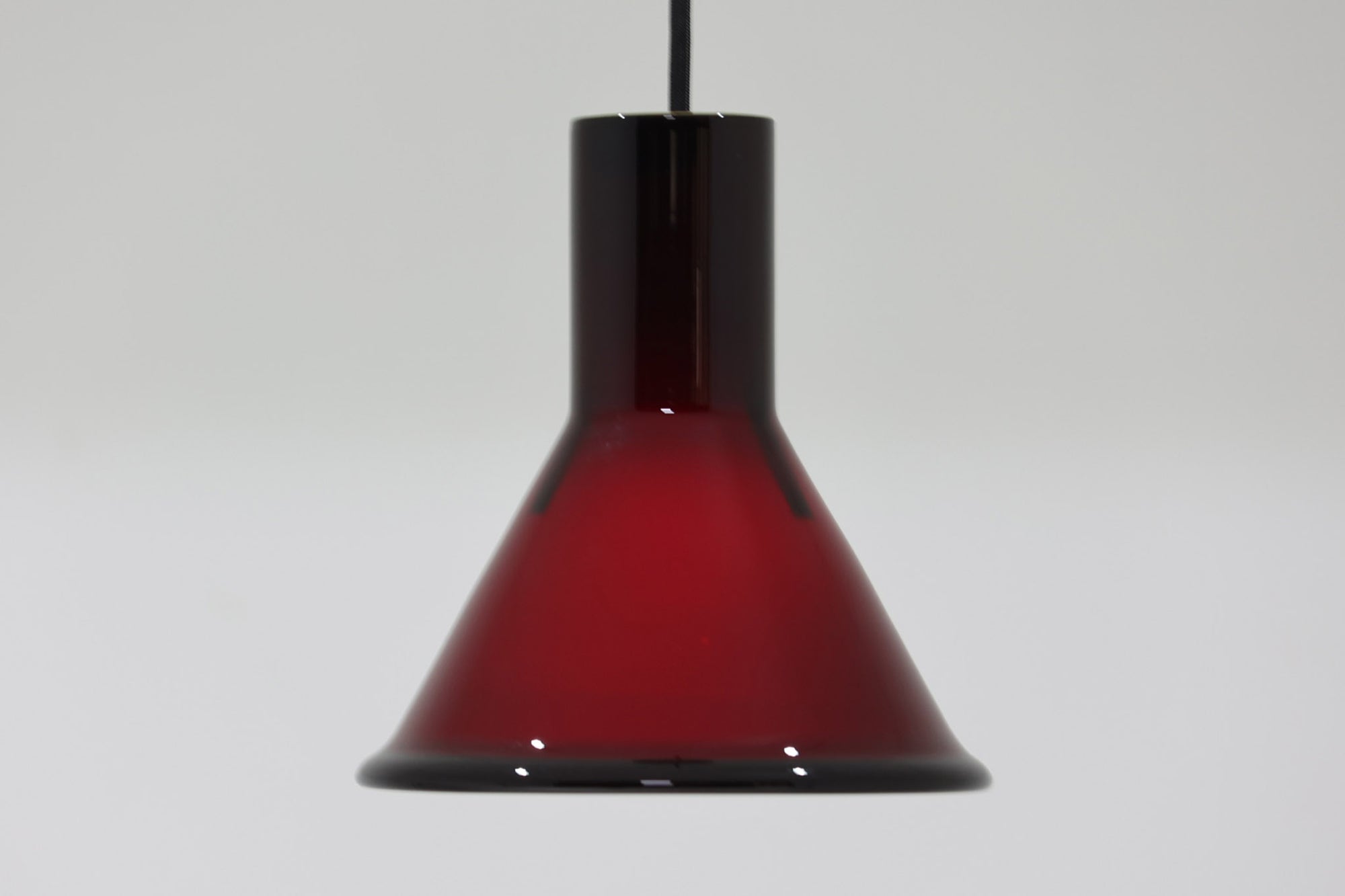 北欧より買い付けた、Holmgaard社製ビンテージランプです。照明部分はデンマークを代表する照明メーカーFog&amp;morup社によって作成されています。Holmgaard社のペンダントライトの中でも人気の「P&amp;TPENDEL」シリーズで内と外側の2層の色味が特徴的です。消灯＆点灯時にそれぞれ違った表情を見せてくれる素敵なデザインです。