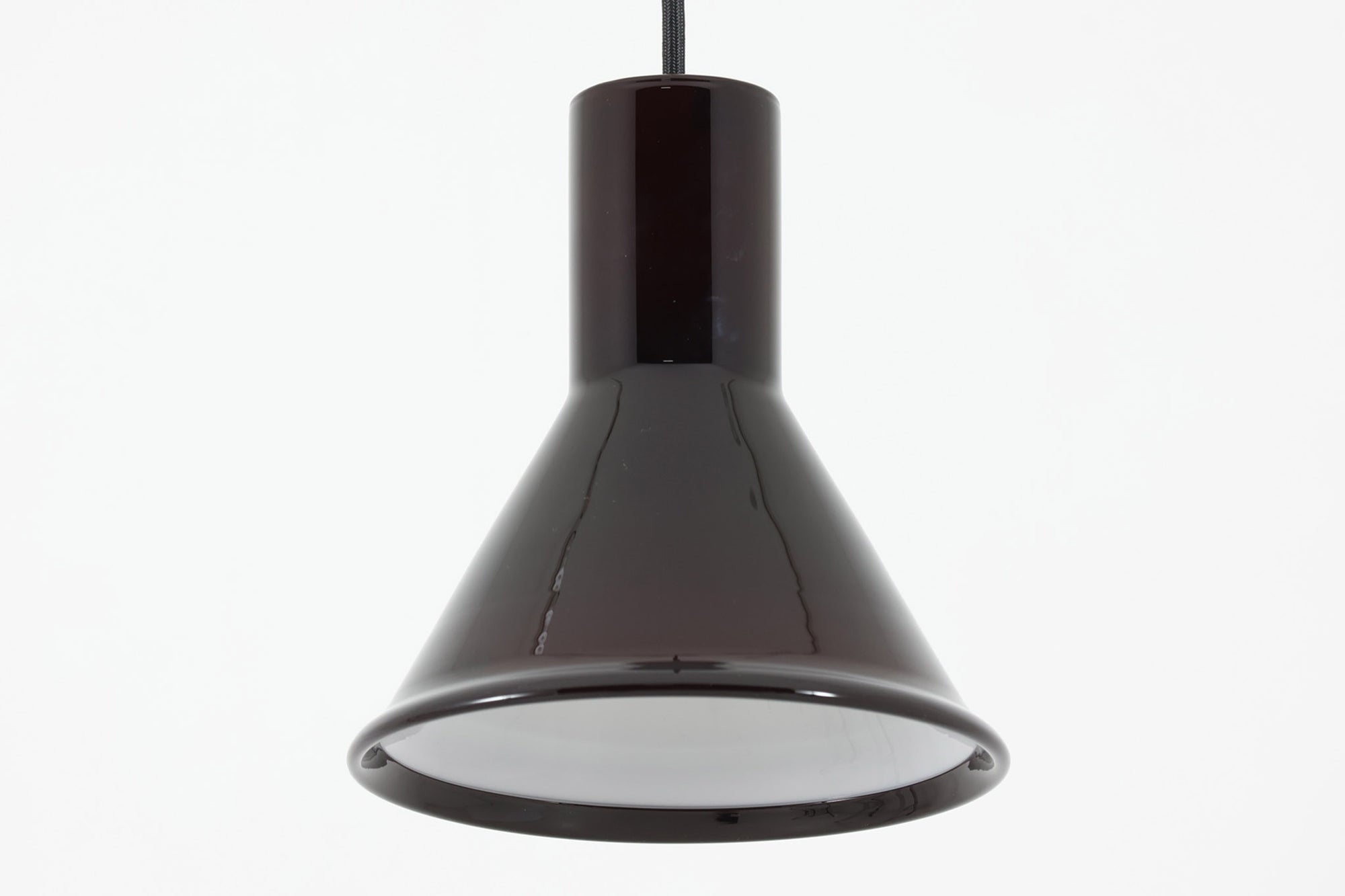 北欧より買い付けた、Holmgaard社製ビンテージランプです。照明部分はデンマークを代表する照明メーカーFog&amp;amp;morup社によって作成されています。Holmgaard社のペンダントライトの中でも人気の「P&amp;amp;TPENDEL」シリーズで内と外側の2層の色味が特徴的です。消灯＆点灯時にそれぞれ違った表情を見せてくれる素敵なデザインです。