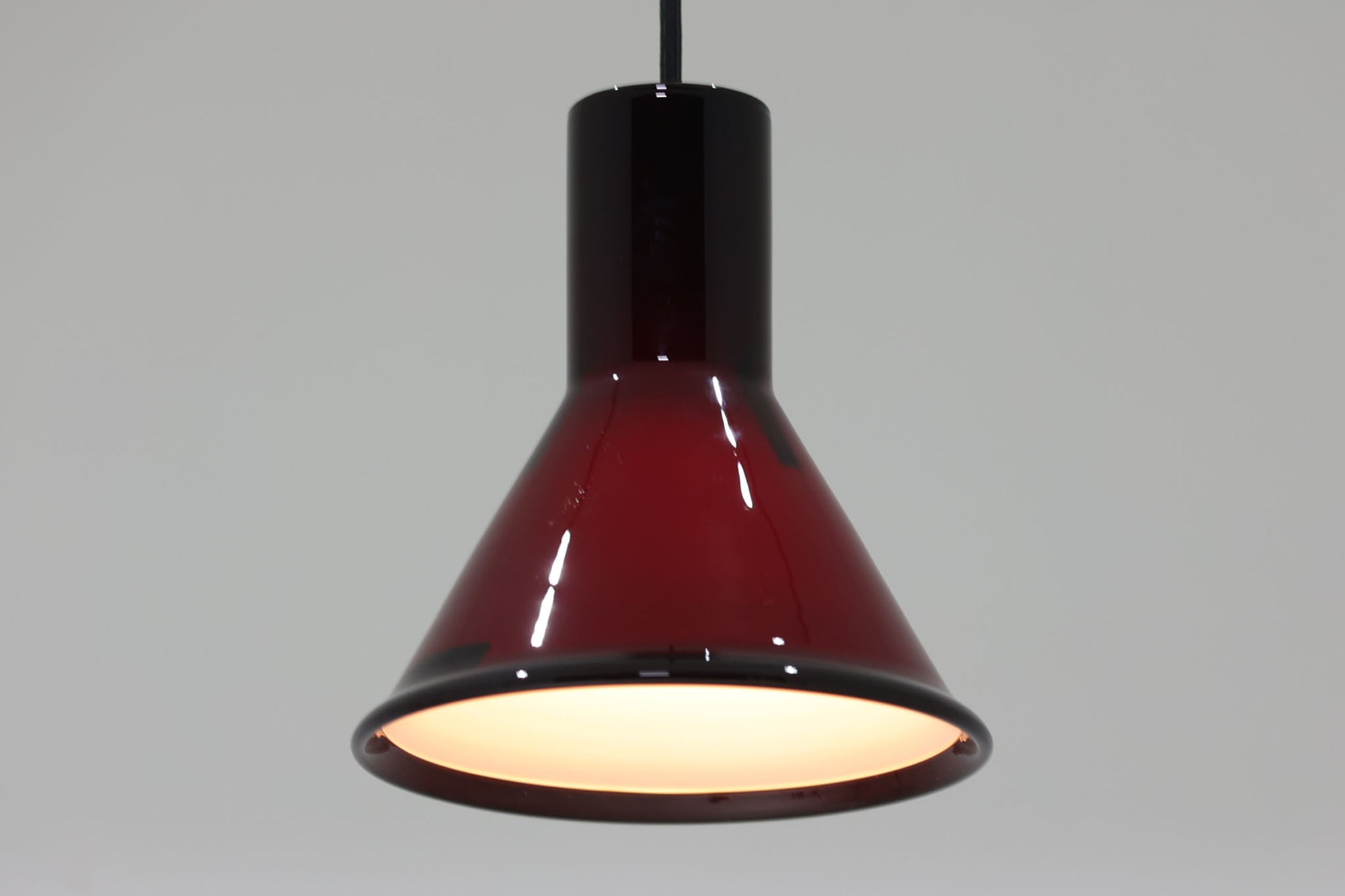 北欧より買い付けた、Holmgaard社製ビンテージランプです。照明部分はデンマークを代表する照明メーカーFog&amp;amp;morup社によって作成されています。Holmgaard社のペンダントライトの中でも人気の「P&amp;amp;TPENDEL」シリーズで内と外側の2層の色味が特徴的です。消灯＆点灯時にそれぞれ違った表情を見せてくれる素敵なデザインです。