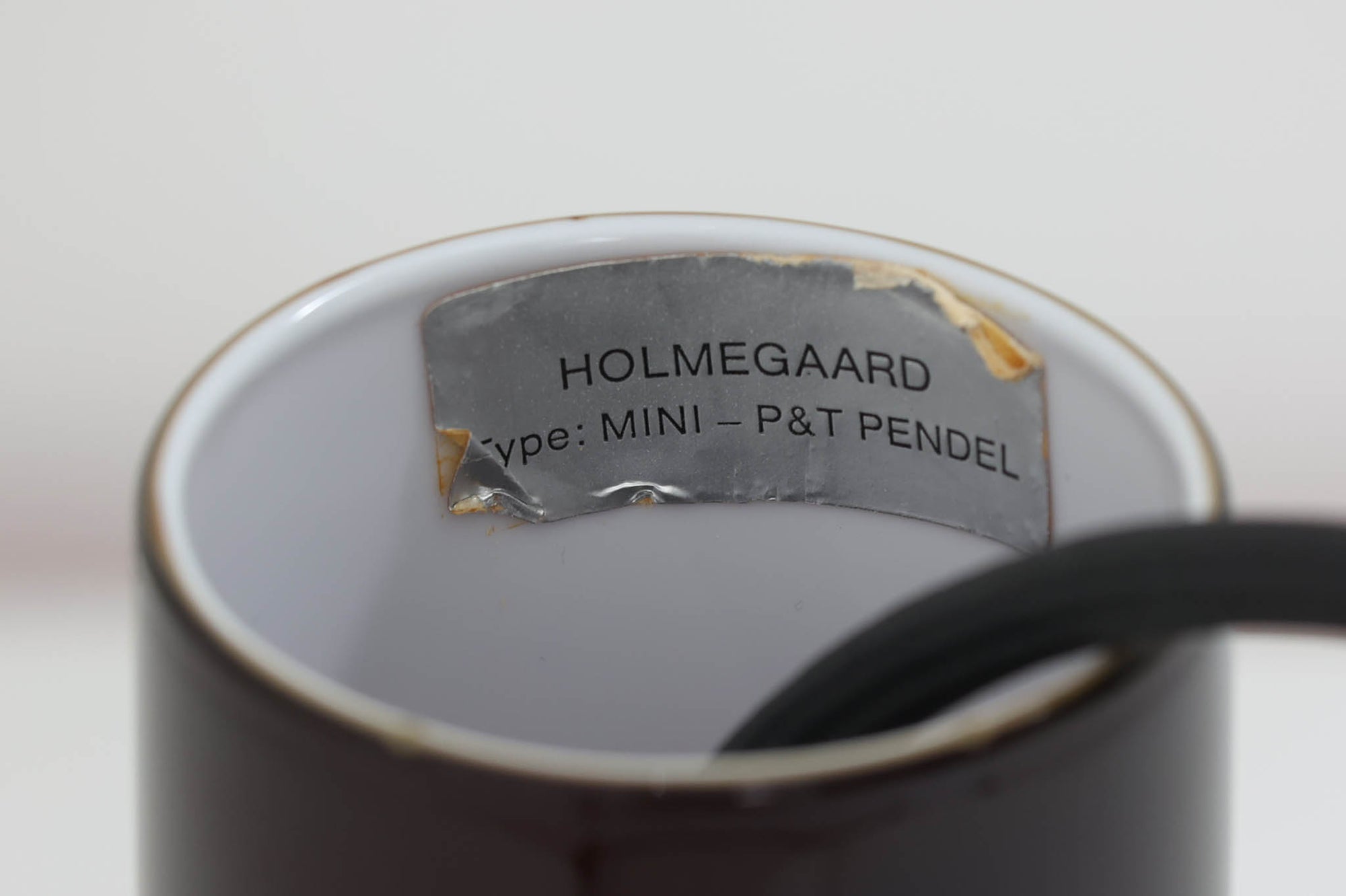 北欧より買い付けた、Holmgaard社製ビンテージランプです。照明部分はデンマークを代表する照明メーカーFog&amp;amp;morup社によって作成されています。Holmgaard社のペンダントライトの中でも人気の「P&amp;amp;TPENDEL」シリーズで内と外側の2層の色味が特徴的です。消灯＆点灯時にそれぞれ違った表情を見せてくれる素敵なデザインです。