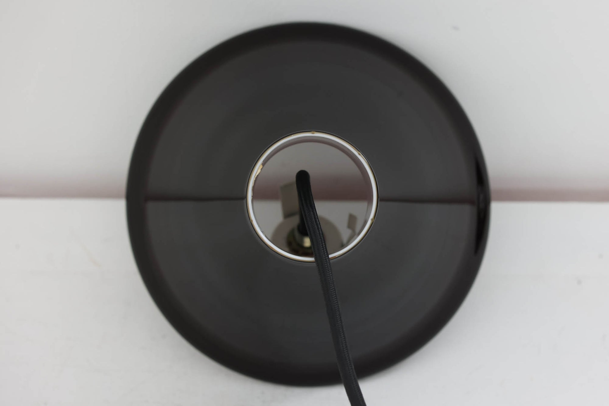 北欧より買い付けた、Holmgaard社製ビンテージランプです。照明部分はデンマークを代表する照明メーカーFog&amp;amp;morup社によって作成されています。Holmgaard社のペンダントライトの中でも人気の「P&amp;amp;TPENDEL」シリーズで内と外側の2層の色味が特徴的です。消灯＆点灯時にそれぞれ違った表情を見せてくれる素敵なデザインです。