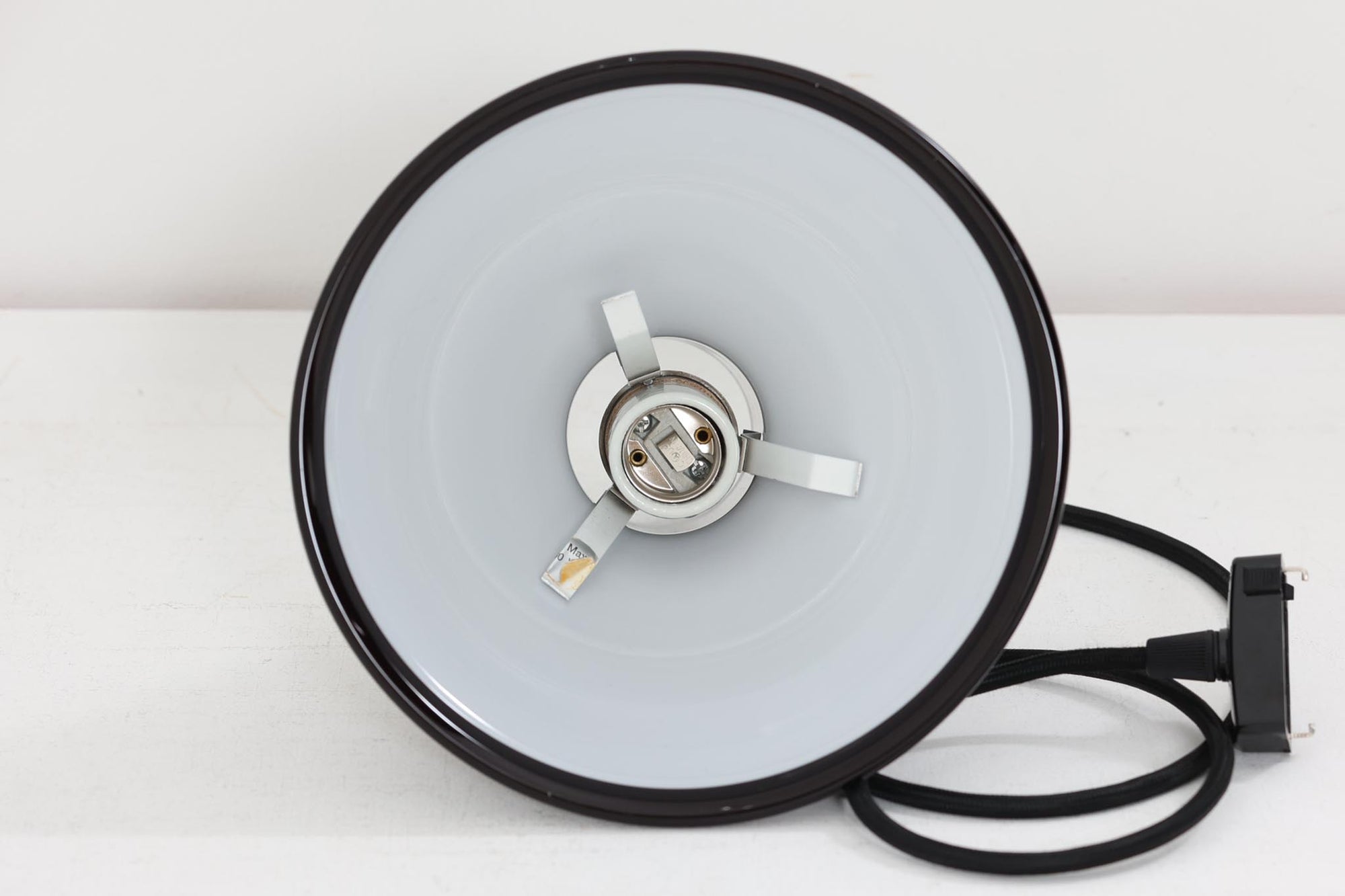 北欧より買い付けた、Holmgaard社製ビンテージランプです。照明部分はデンマークを代表する照明メーカーFog&amp;amp;morup社によって作成されています。Holmgaard社のペンダントライトの中でも人気の「P&amp;amp;TPENDEL」シリーズで内と外側の2層の色味が特徴的です。消灯＆点灯時にそれぞれ違った表情を見せてくれる素敵なデザインです。