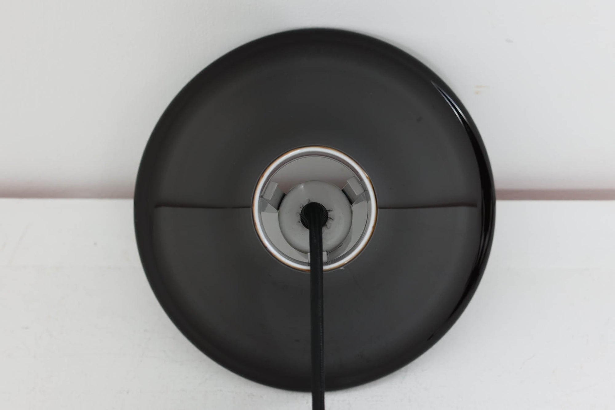 北欧より買い付けた、Holmgaard社製ビンテージランプです。照明部分はデンマークを代表する照明メーカーFog&amp;amp;morup社によって作成されています。Holmgaard社のペンダントライトの中でも人気の「P&amp;amp;TPENDEL」シリーズで内と外側の2層の色味が特徴的です。消灯＆点灯時にそれぞれ違った表情を見せてくれる素敵なデザインです。