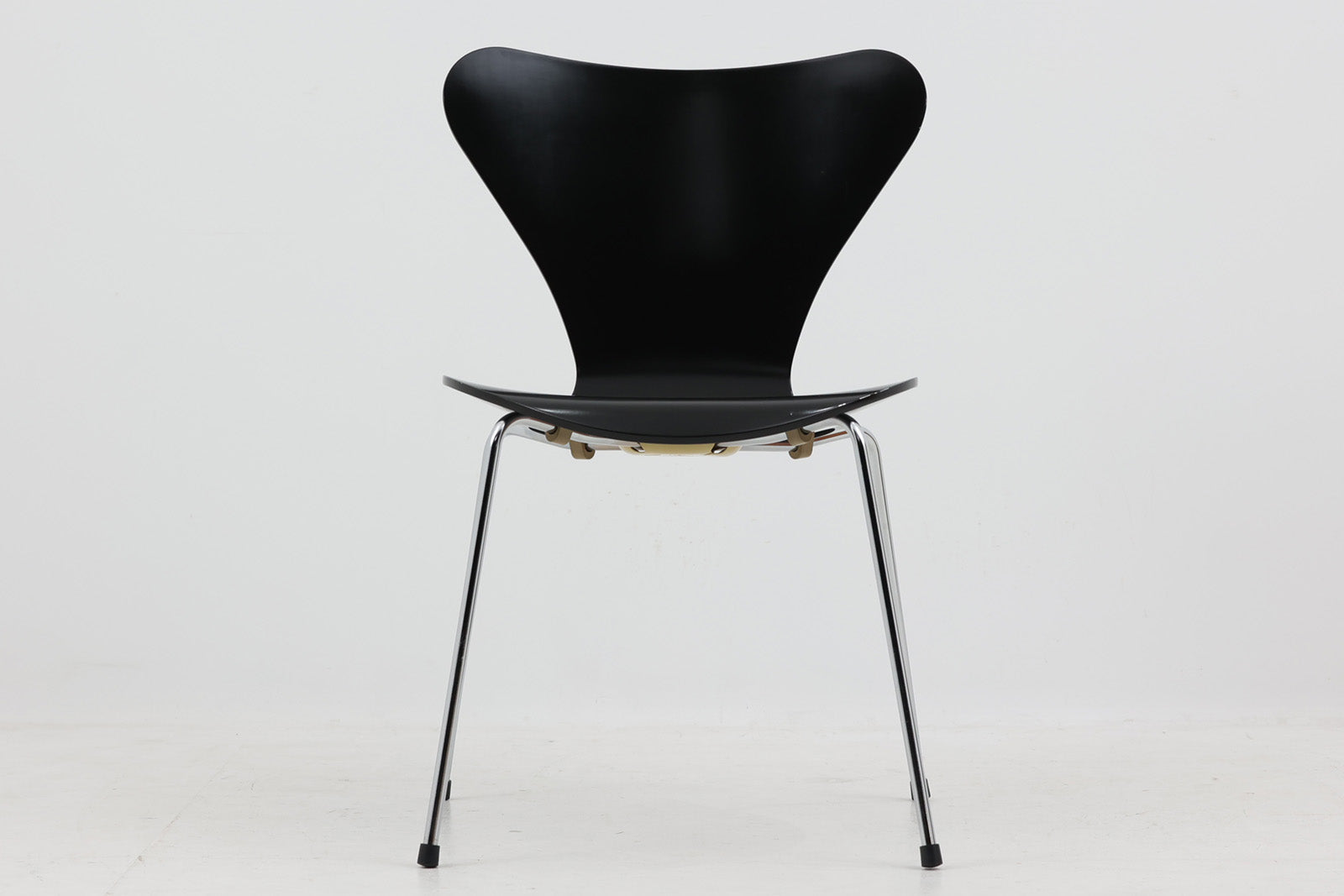北欧より買い付けました。ArneJacobsenデザインのセブンチェアです。ブラックカラーのモデルです。2008年生産の比較的新しいモデルです。