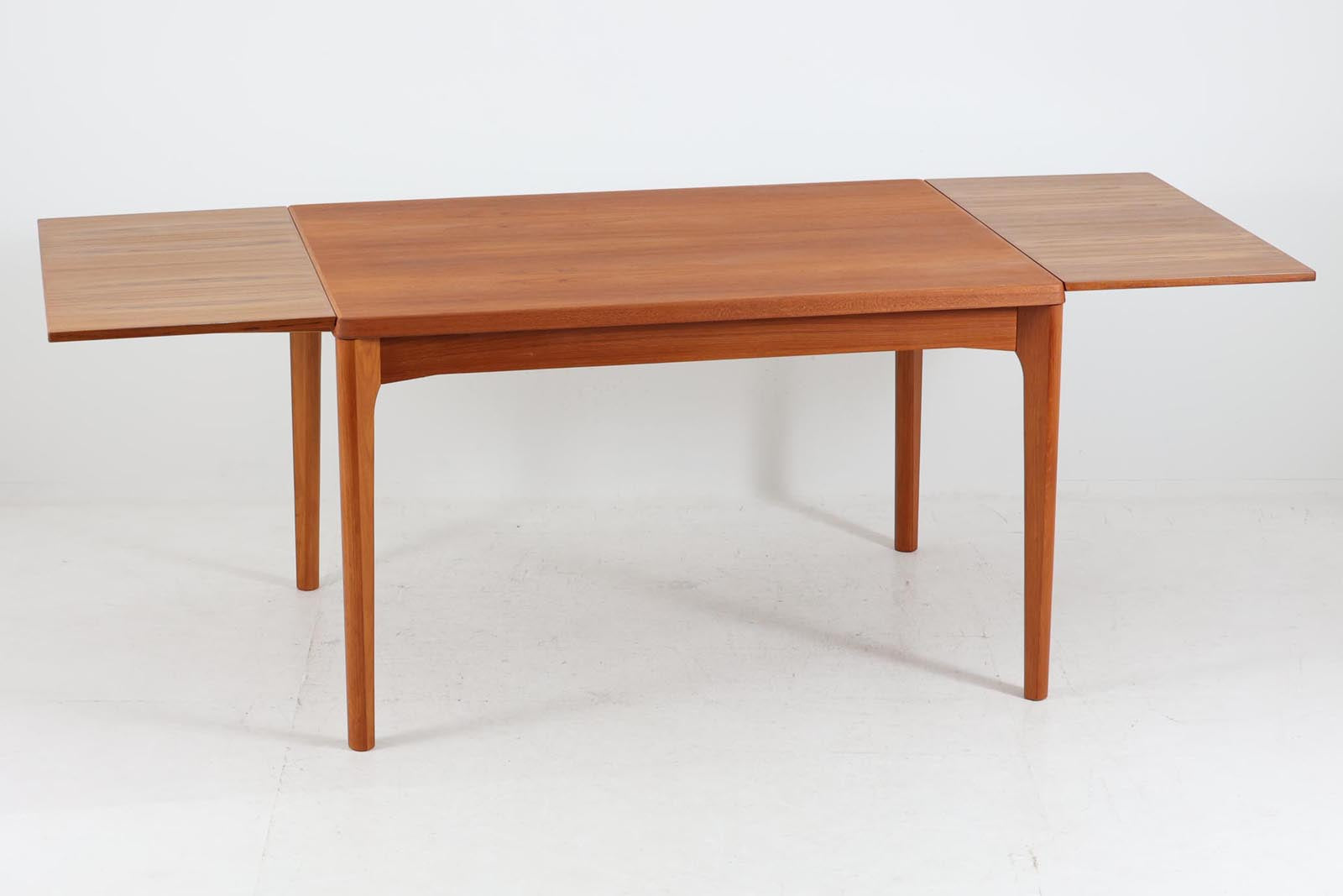 拡張板は天板内部に収納されており、収納時は見えない形になっています。そのため天板の縁は厚めに作成されています。良質なチーク材が使用されています。HenningKjaerulfの代表的な作品です。