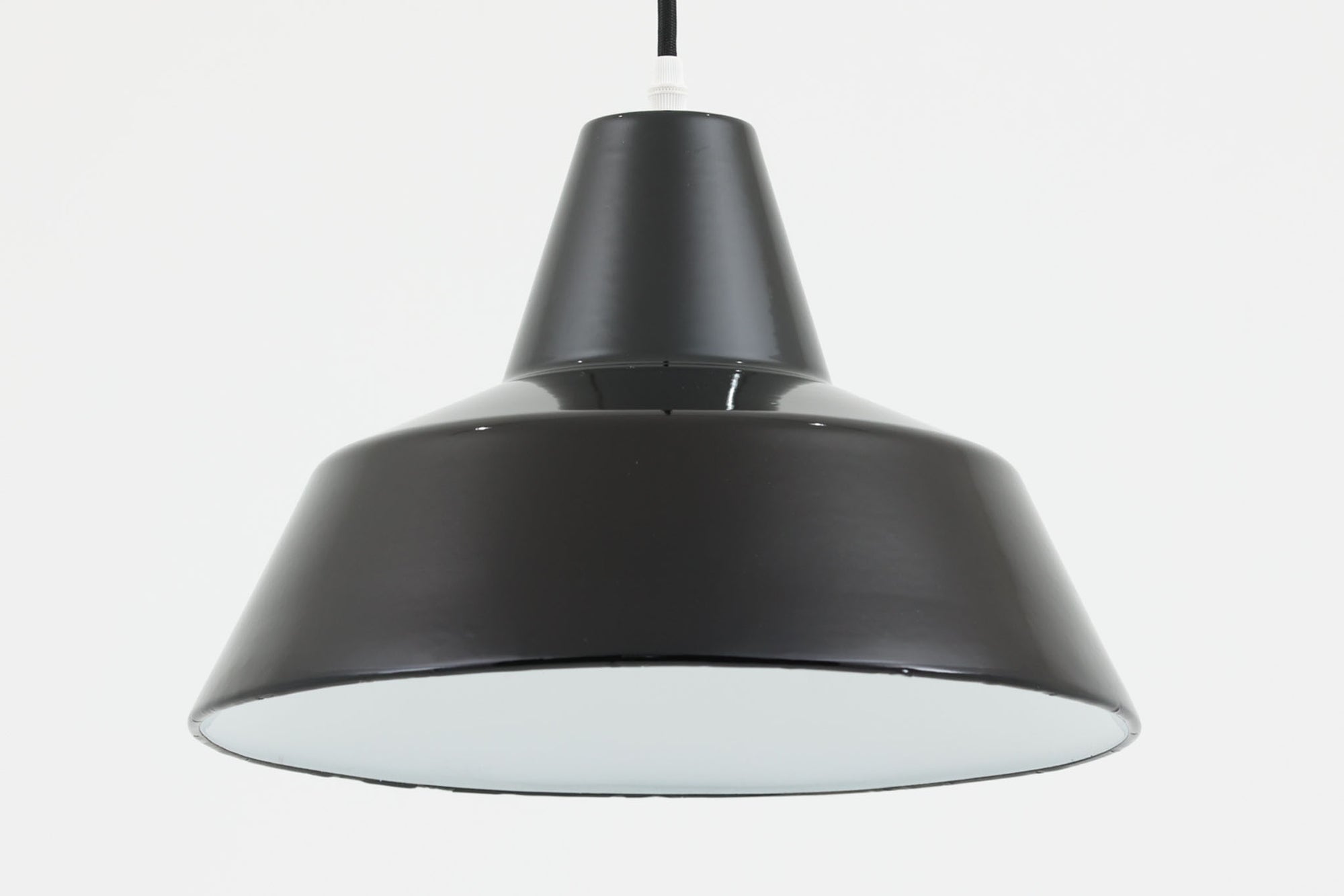 「The work shop lamp」です。Louis Poulsen社の定番ランプ。復刻品はアルミ製ですが、こちらはビンテージ品ならではの琺瑯＆エナメルモデル。艶感が魅力的です。