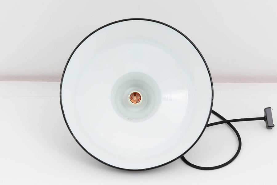 「The work shop lamp」です。Louis Poulsen社の定番ランプ。復刻品はアルミ製ですが、こちらはビンテージ品ならではの琺瑯＆エナメルモデル。艶感が魅力的です。