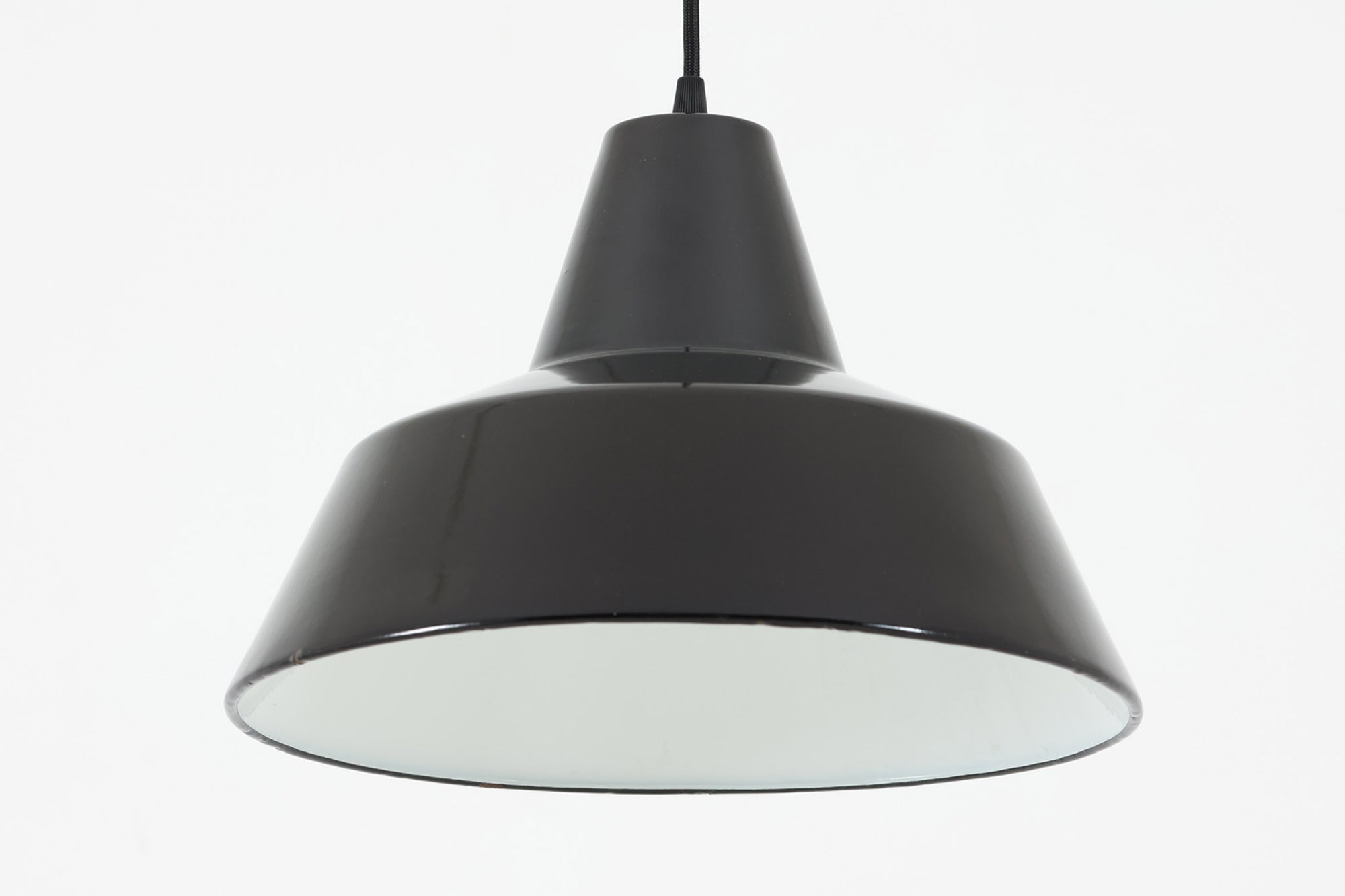 「Theworkshoplamp」です。LouisPoulsen社の定番ランプ。復刻品はアルミ製ですが、こちらはビンテージ品ならではの琺瑯＆エナメルモデル。艶感が魅力的です。
