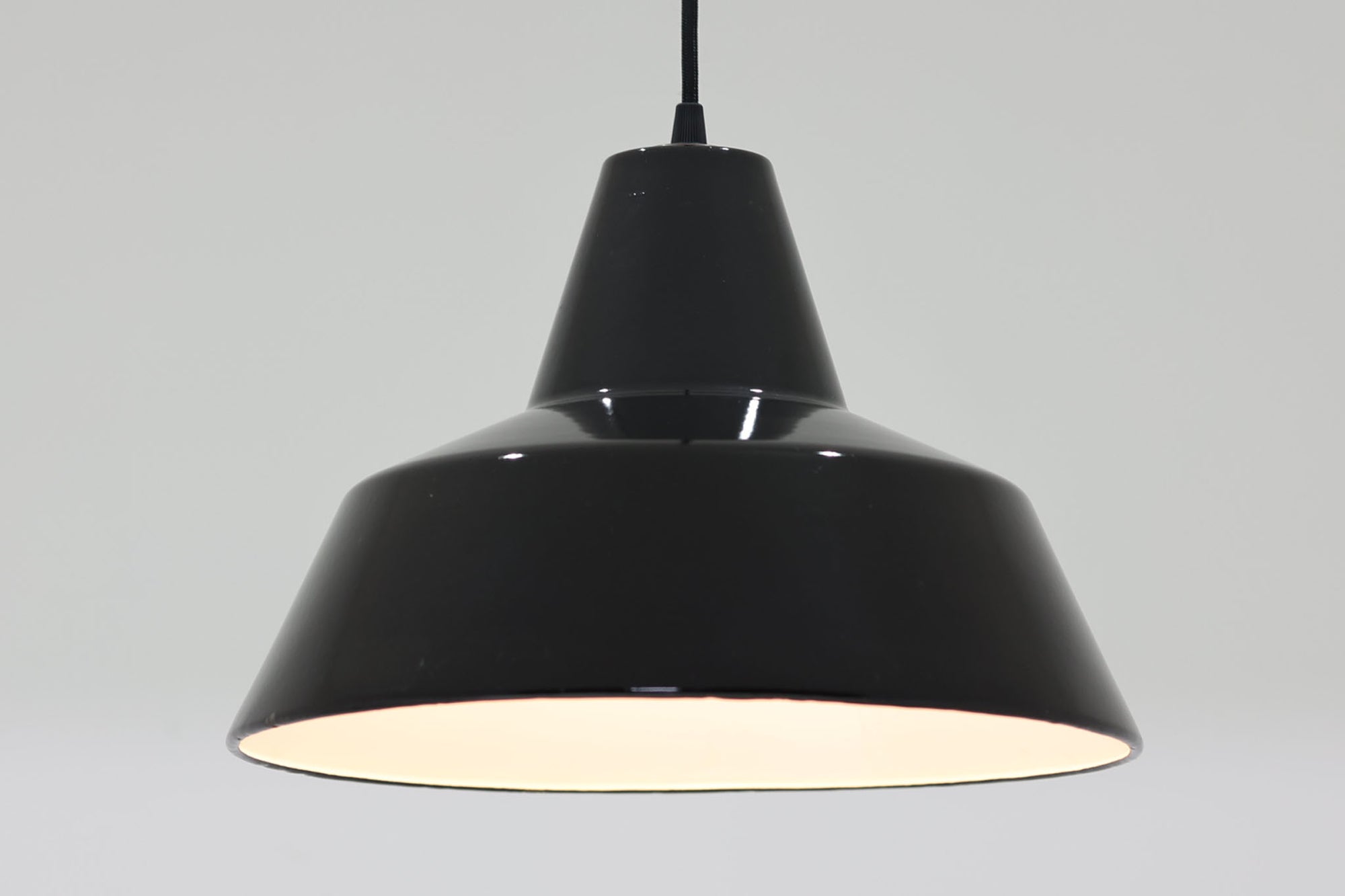 「Theworkshoplamp」です。LouisPoulsen社の定番ランプ。復刻品はアルミ製ですが、こちらはビンテージ品ならではの琺瑯＆エナメルモデル。艶感が魅力的です。