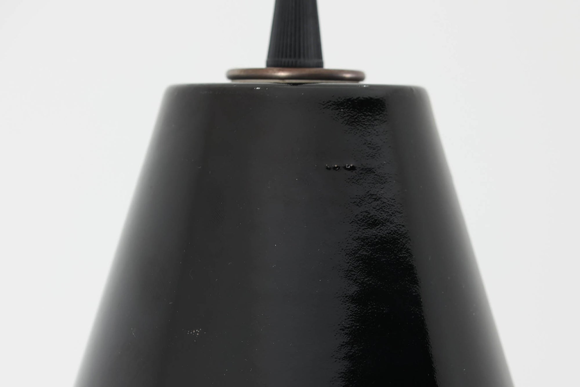 「Theworkshoplamp」です。LouisPoulsen社の定番ランプ。復刻品はアルミ製ですが、こちらはビンテージ品ならではの琺瑯＆エナメルモデル。艶感が魅力的です。