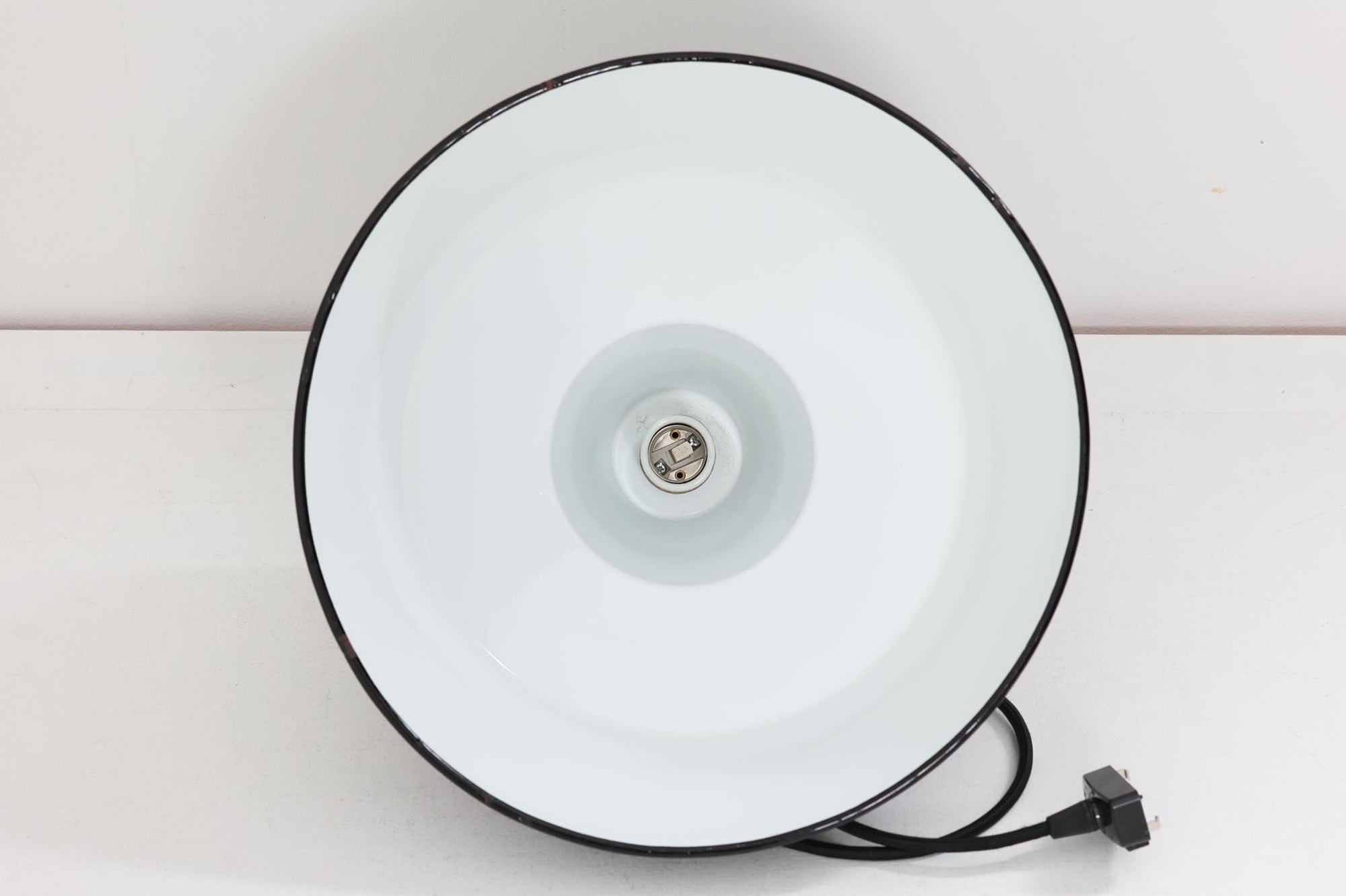 「Theworkshoplamp」です。LouisPoulsen社の定番ランプ。復刻品はアルミ製ですが、こちらはビンテージ品ならではの琺瑯＆エナメルモデル。艶感が魅力的です。