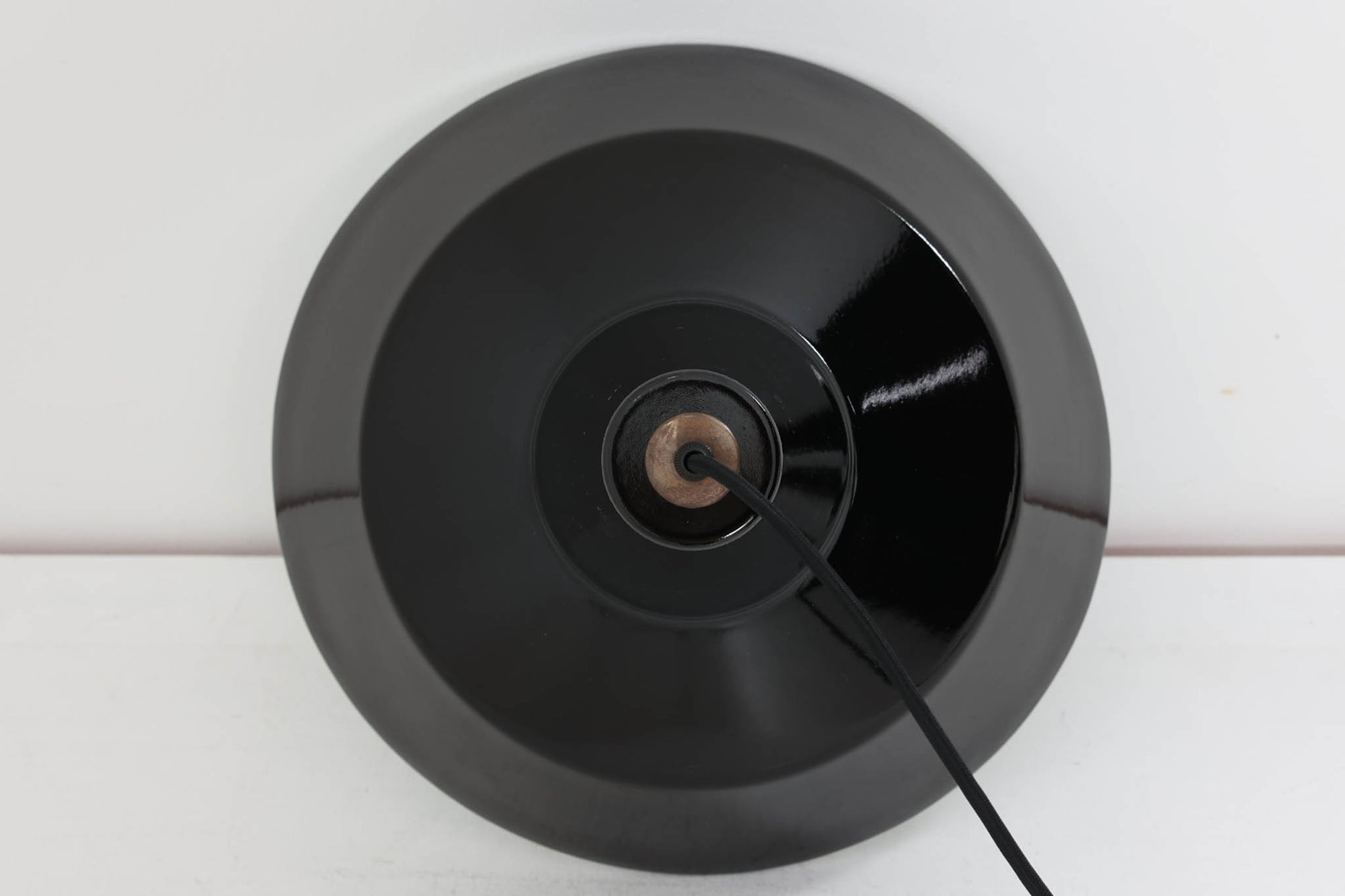 「Theworkshoplamp」です。LouisPoulsen社の定番ランプ。復刻品はアルミ製ですが、こちらはビンテージ品ならではの琺瑯＆エナメルモデル。艶感が魅力的です。