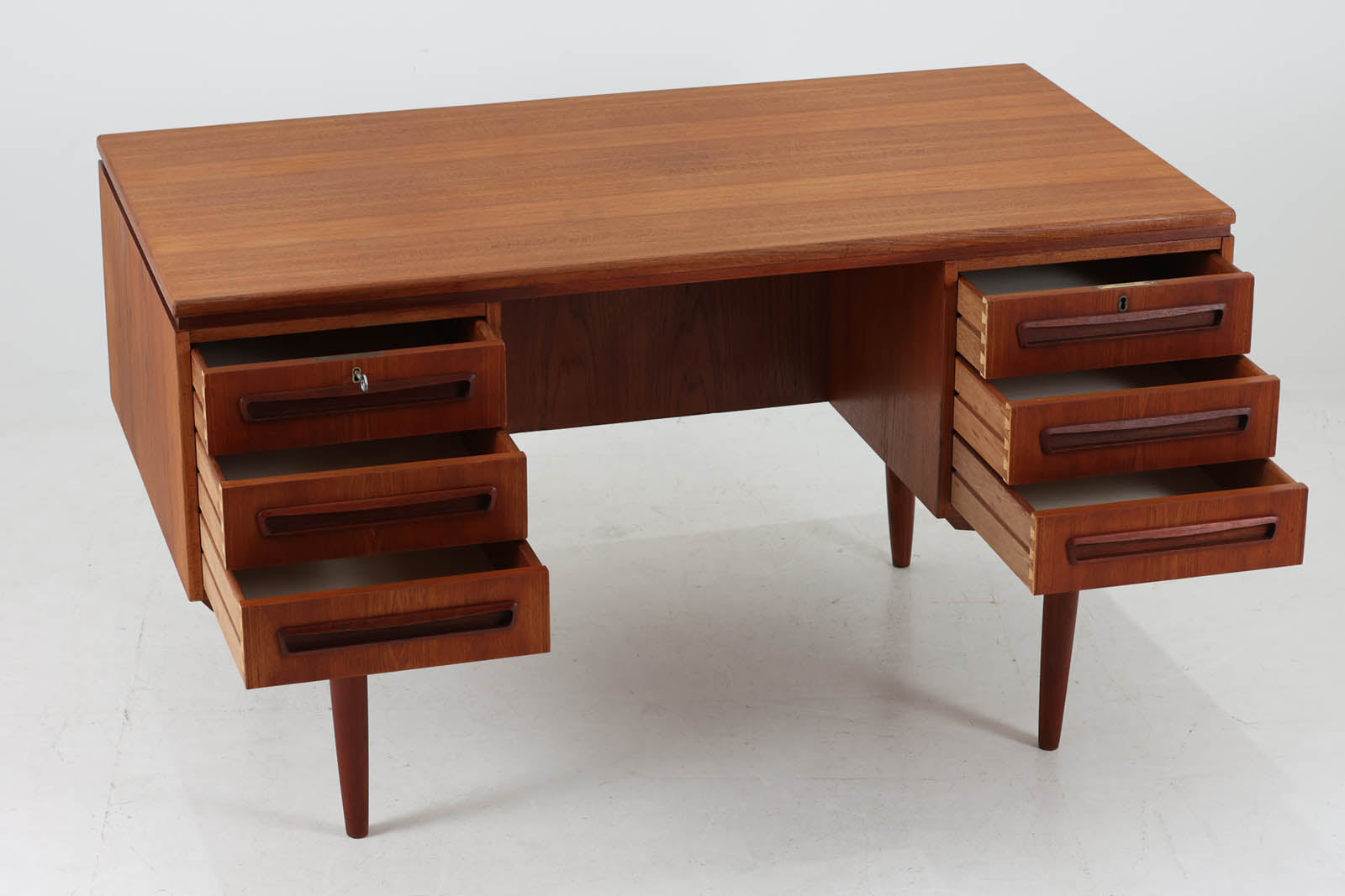 デンマークより買い付けた両袖デスクです。削り出された取手が特徴的なデザインです。背面にも収納部があり、お部屋の真ん中に置いてもご使用いただけます。良質なチーク材が使用されています。