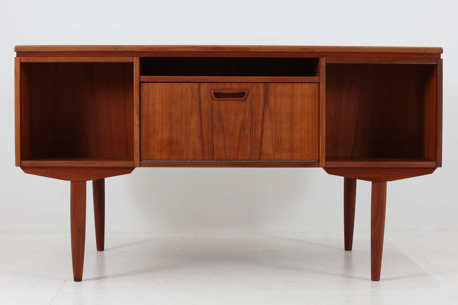 デンマークより買い付けた両袖デスクです。削り出された取手が特徴的なデザインです。背面にも収納部があり、お部屋の真ん中に置いてもご使用いただけます。良質なチーク材が使用されています。