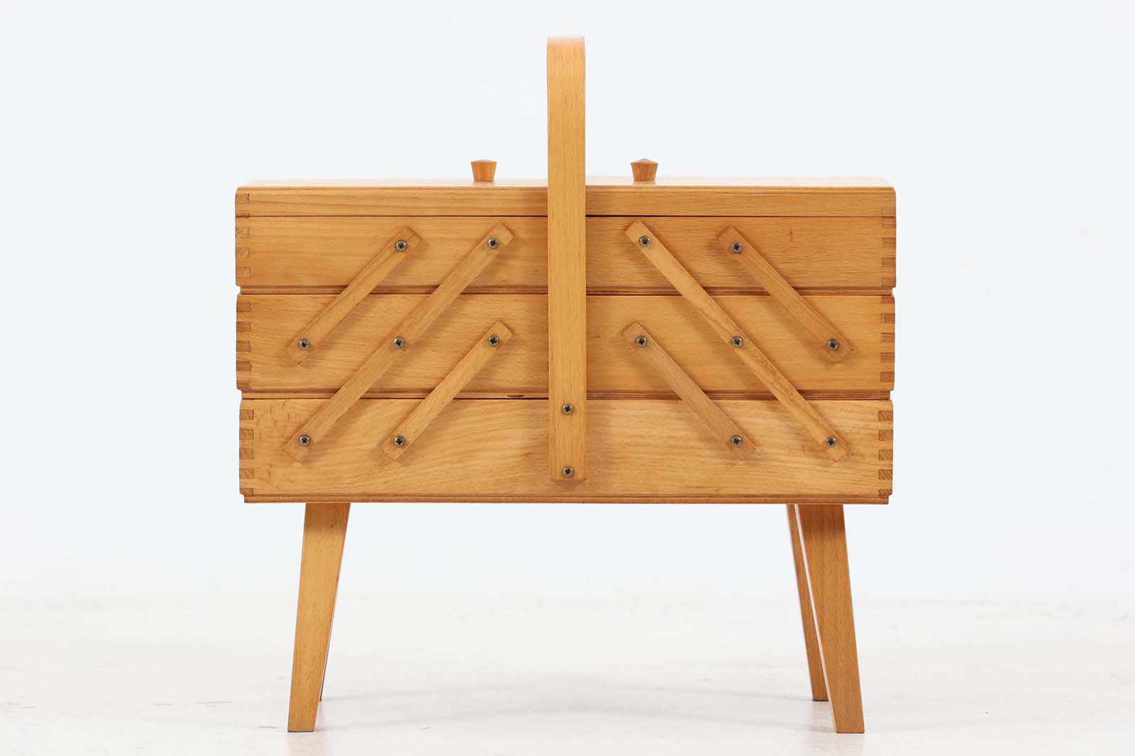 ポーランド製のソーイングボックスです。ビンテージ品ならではのデザインで、アクセサリー入れとしてもお使いいただけます。