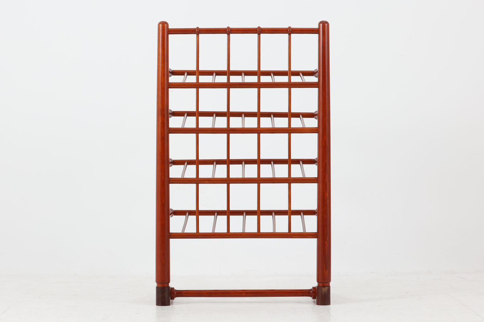 1940年代クラシック家具に影響を受けていた頃の希少な作品です。一見シンプルなフォルムですが、ヘニングセンならではの細かな質の高い装飾が特徴的です。