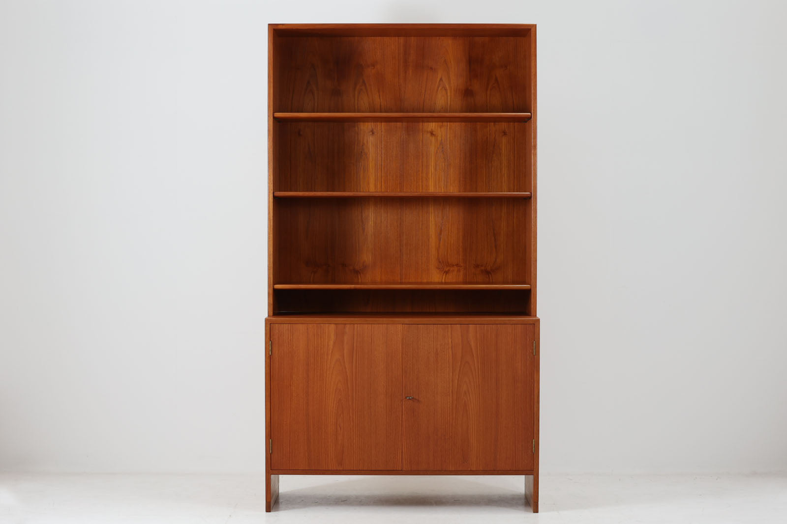 北欧より買い付けたHansJ.Wegnerデザインのブックシェルフです。彼のキャビネット類を数多く手がけたRYmobler社製の本棚です。シンプルなデザインながらも要所要所にウェグナーらしいデザインが施してあり、実用性にも優れている逸品です。本体がチーク材（足摺りのみオーク材）の希少なモデルです。