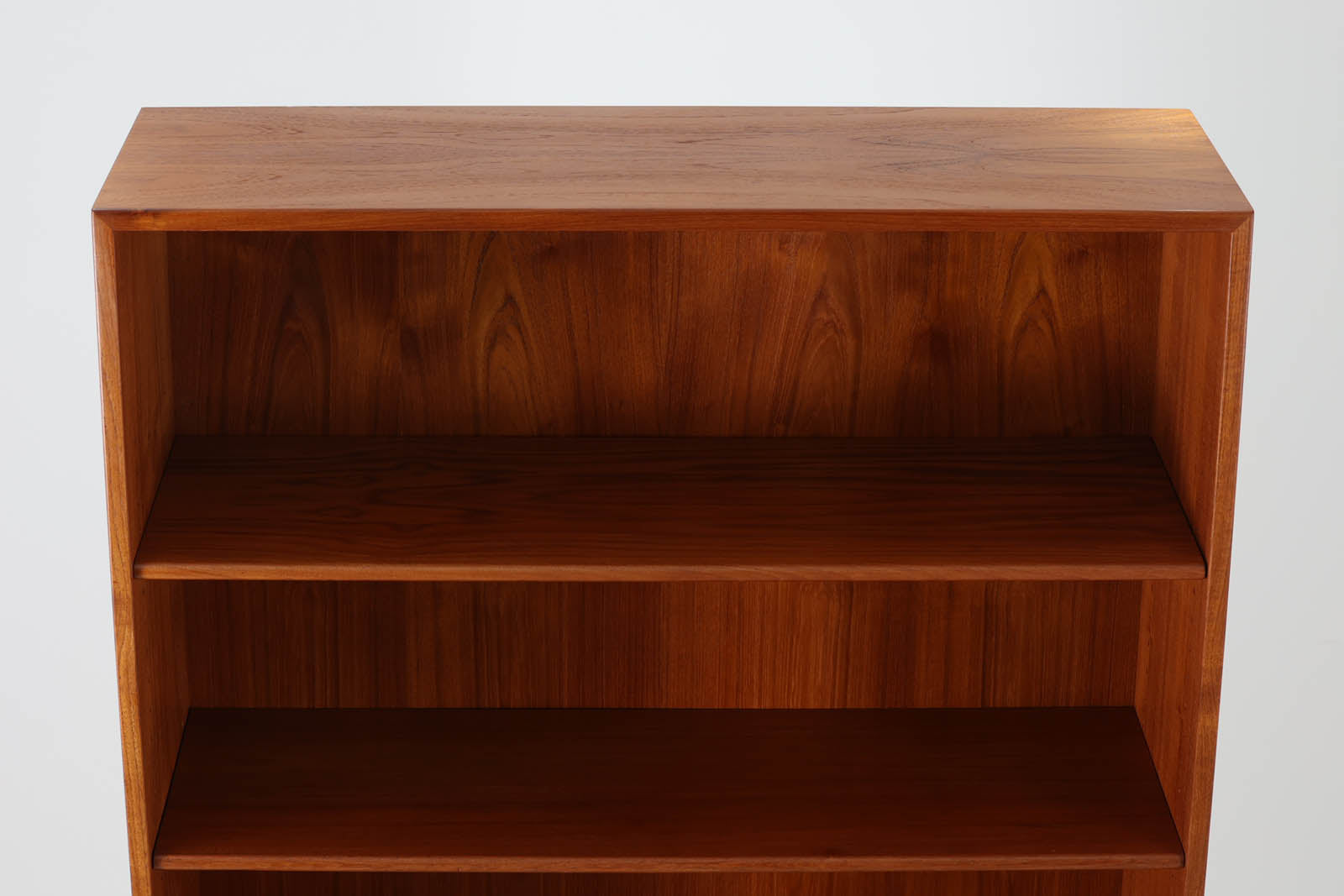 北欧より買い付けたHansJ.Wegnerデザインのブックシェルフです。彼のキャビネット類を数多く手がけたRYmobler社製の本棚です。シンプルなデザインながらも要所要所にウェグナーらしいデザインが施してあり、実用性にも優れている逸品です。本体がチーク材（足摺りのみオーク材）の希少なモデルです。