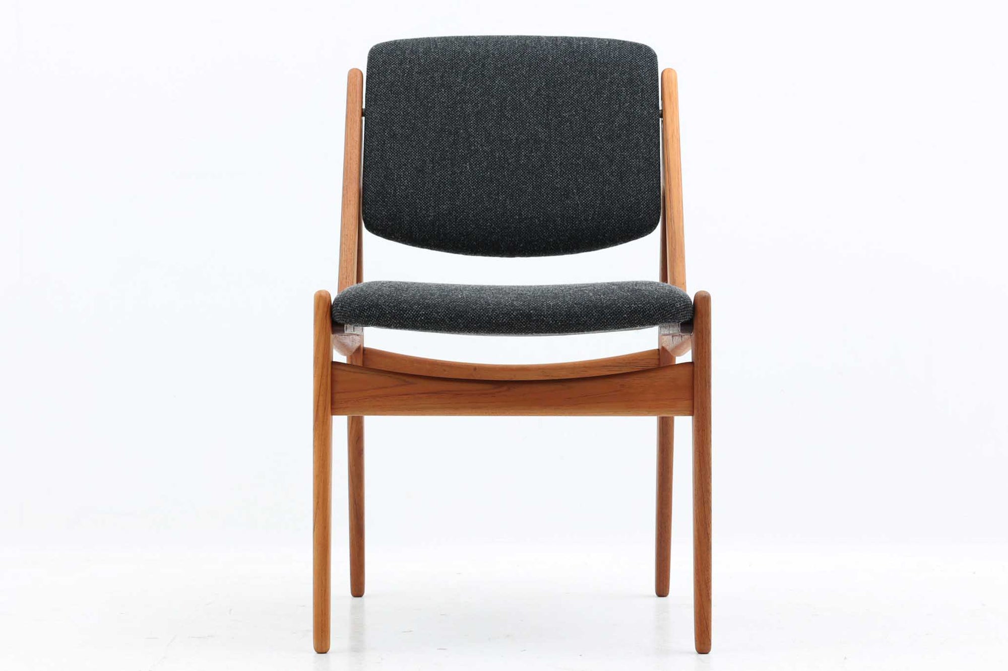 デンマークの名工Vamomobelfabrik社の熟練の職人によって作成された「Ella」チェアです。ArneVodderならではの強度とデザイン性が両立した名作椅子です。背もたれは座った時にフィットする様に回転式となっており座り心地も良好です。アーム付きのタイプもございますが、こちらはアームレスタイプとなっております。