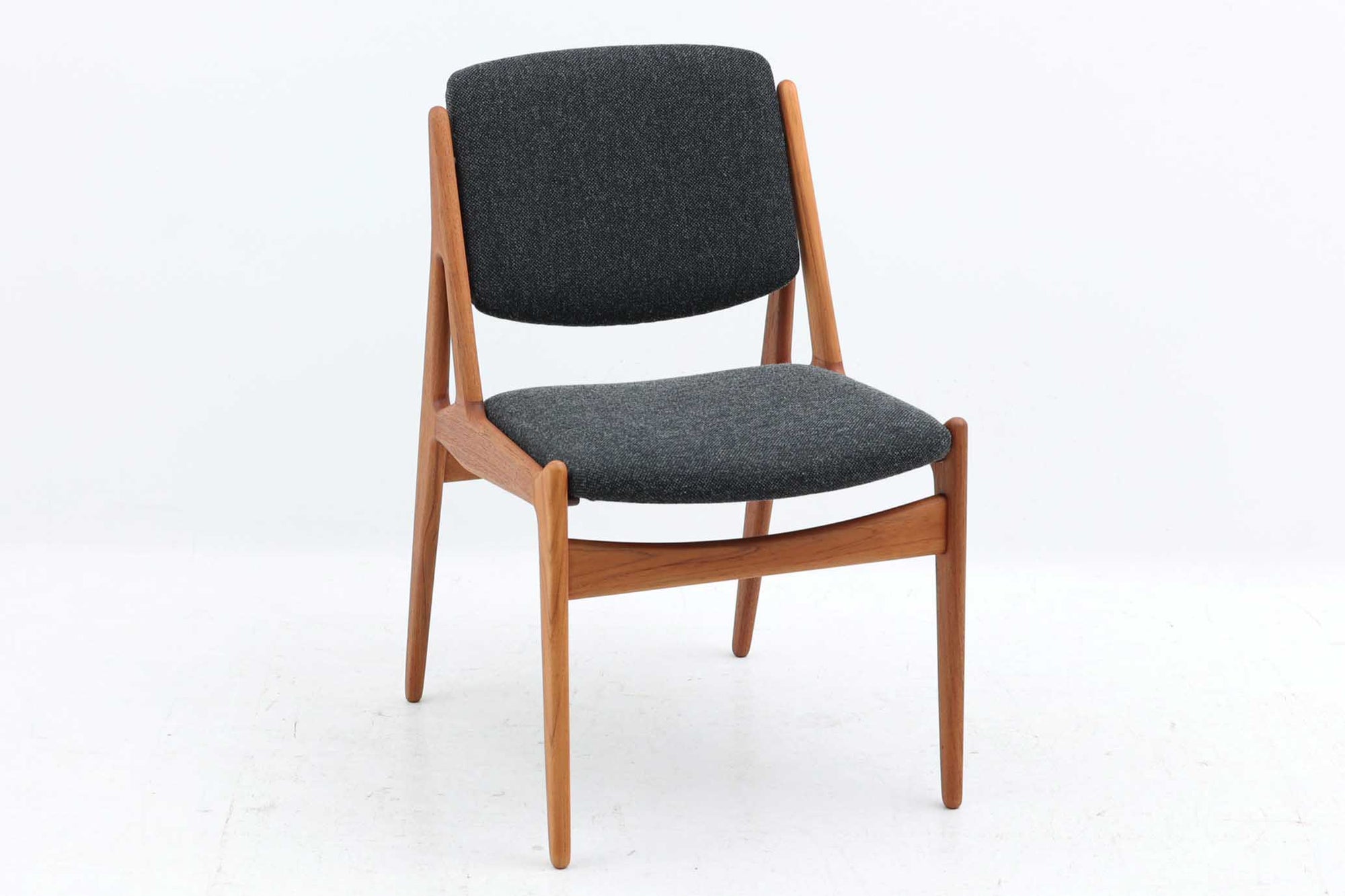 デンマークの名工Vamomobelfabrik社の熟練の職人によって作成された「Ella」チェアです。ArneVodderならではの強度とデザイン性が両立した名作椅子です。背もたれは座った時にフィットする様に回転式となっており座り心地も良好です。アーム付きのタイプもございますが、こちらはアームレスタイプとなっております。