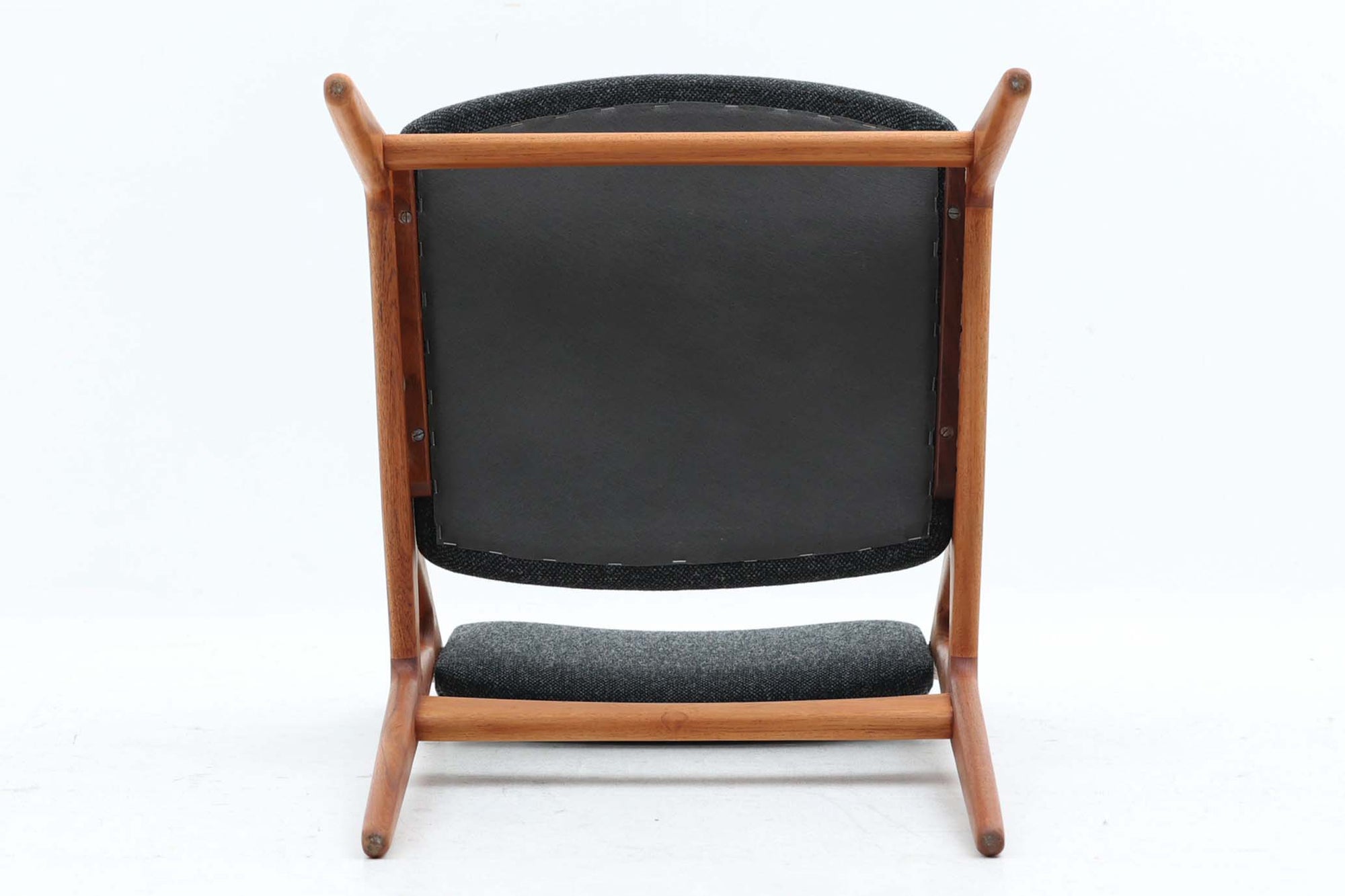 デンマークの名工Vamomobelfabrik社の熟練の職人によって作成された「Ella」チェアです。ArneVodderならではの強度とデザイン性が両立した名作椅子です。背もたれは座った時にフィットする様に回転式となっており座り心地も良好です。アーム付きのタイプもございますが、こちらはアームレスタイプとなっております。