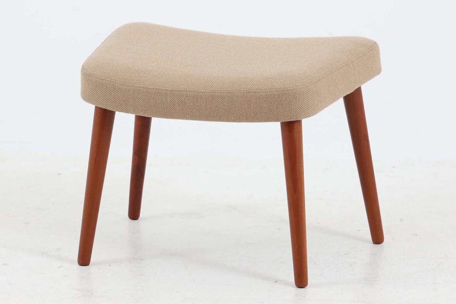 デンマークより買い付けました。お洒落な形の座面が特徴的なスツールです。