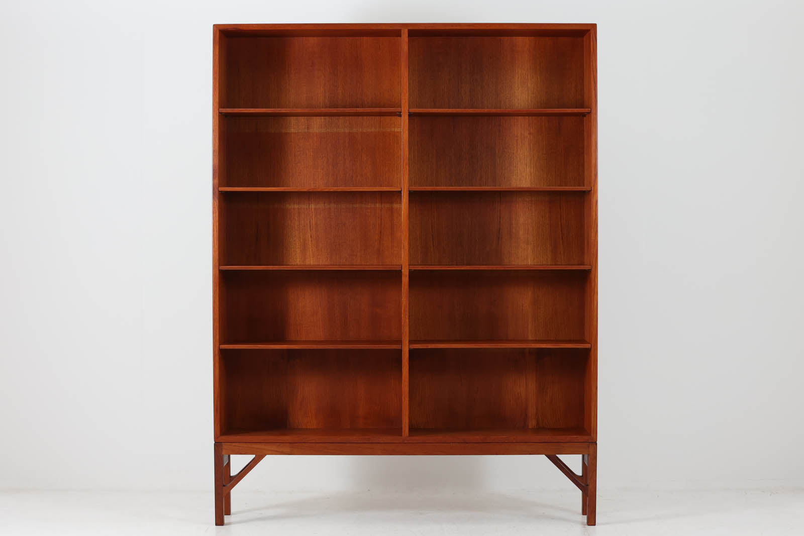 Borgemogensen(ボーエ・モーエンセン)によってデザインされたブックシェルフです。一見シンプルなフォルムですが、脚部がデザインポイントになっています。良質なチーク材が使用されており、FDB社によって細かい所まで丁寧に作成されています。使い勝手の良いサイズだと思います。本体、脚両方にチーク材が使用された希少なモデルです。