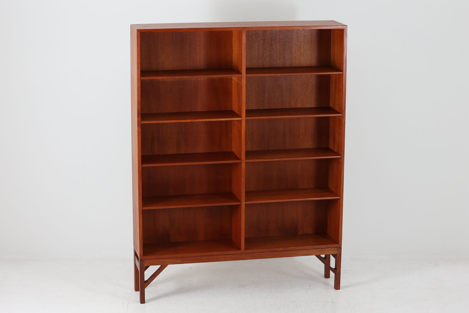 Borgemogensen(ボーエ・モーエンセン)によってデザインされたブックシェルフです。一見シンプルなフォルムですが、脚部がデザインポイントになっています。良質なチーク材が使用されており、FDB社によって細かい所まで丁寧に作成されています。使い勝手の良いサイズだと思います。本体、脚両方にチーク材が使用された希少なモデルです。