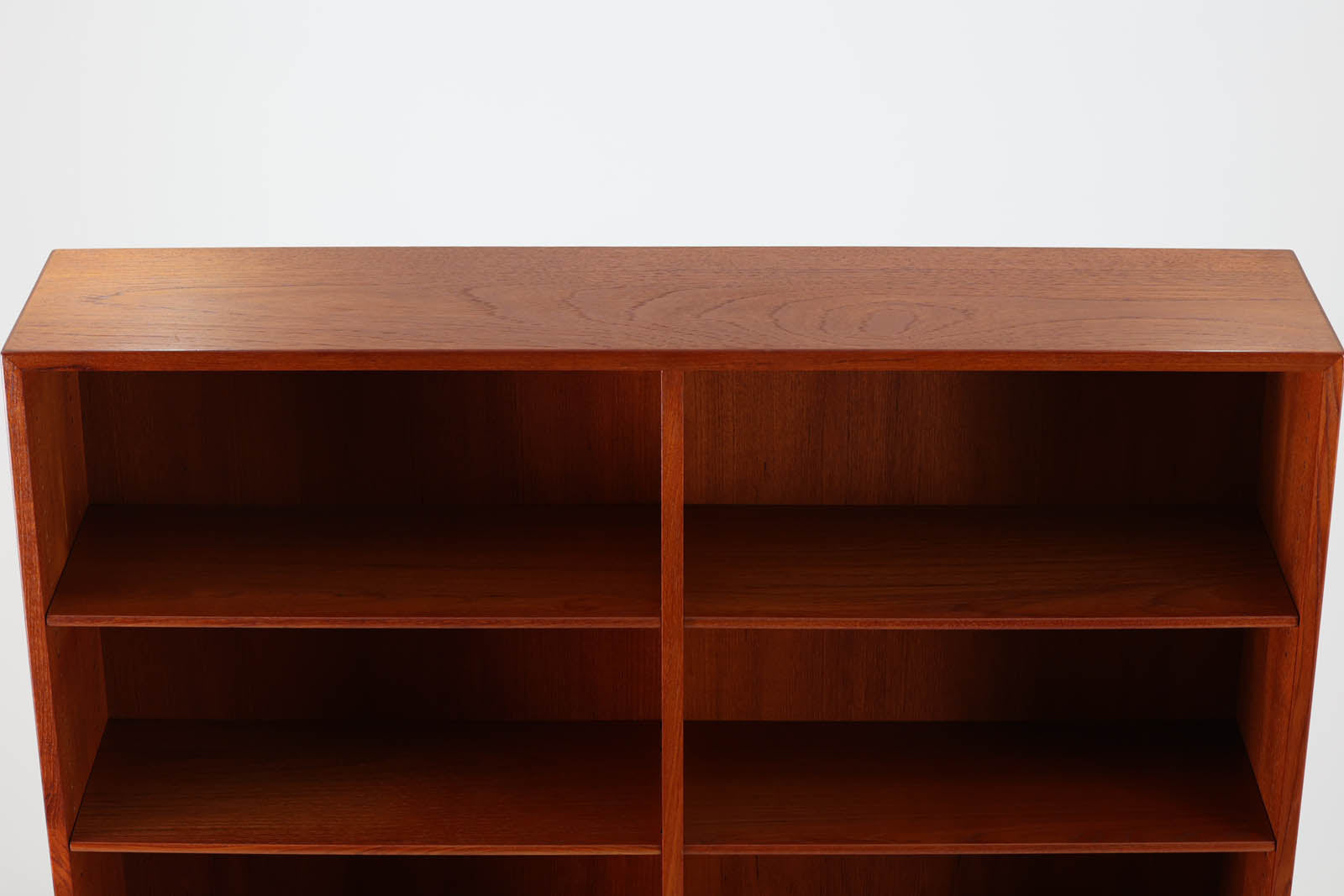 Borgemogensen(ボーエ・モーエンセン)によってデザインされたブックシェルフです。一見シンプルなフォルムですが、脚部がデザインポイントになっています。良質なチーク材が使用されており、FDB社によって細かい所まで丁寧に作成されています。使い勝手の良いサイズだと思います。本体、脚両方にチーク材が使用された希少なモデルです。