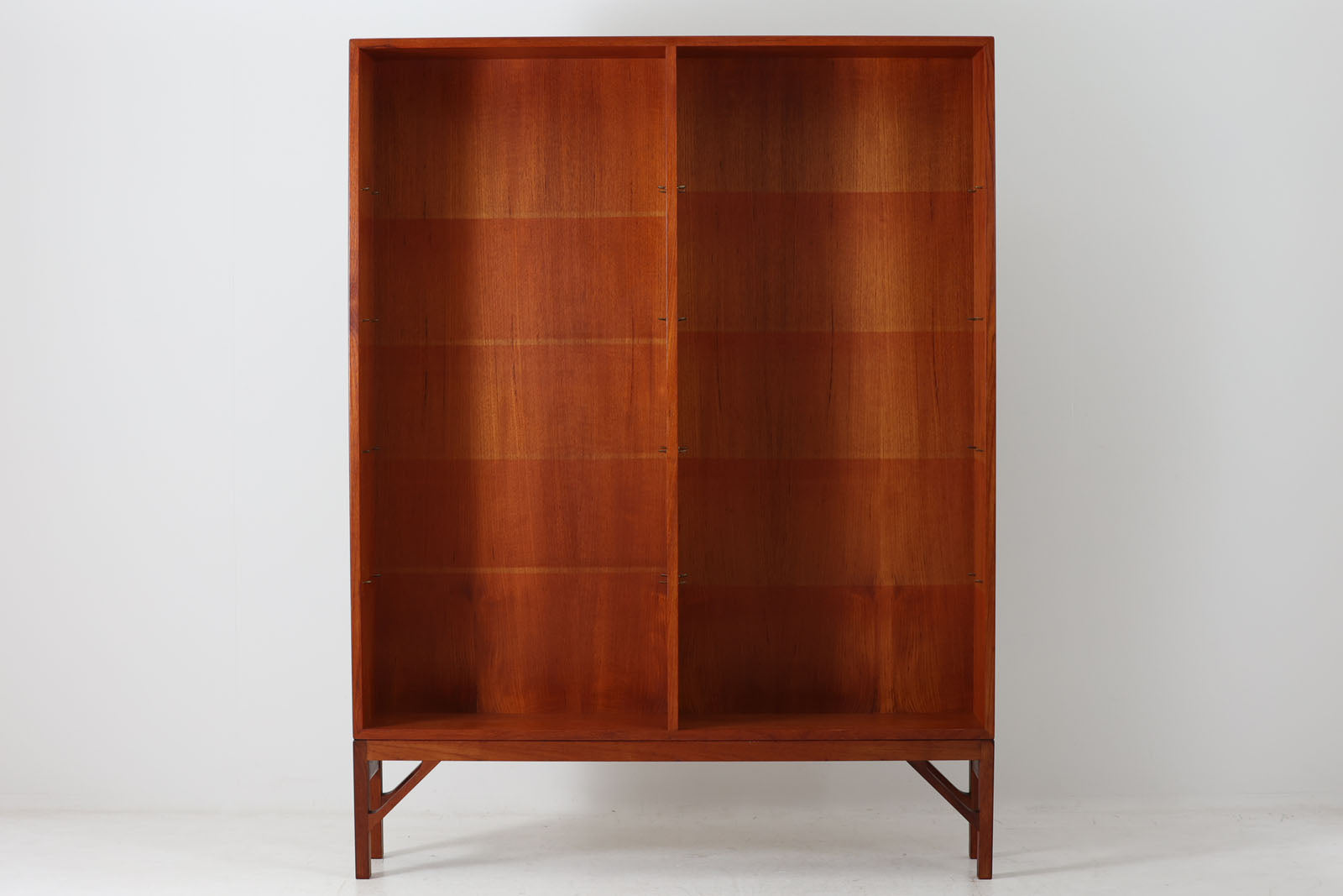 Borgemogensen(ボーエ・モーエンセン)によってデザインされたブックシェルフです。一見シンプルなフォルムですが、脚部がデザインポイントになっています。良質なチーク材が使用されており、FDB社によって細かい所まで丁寧に作成されています。使い勝手の良いサイズだと思います。本体、脚両方にチーク材が使用された希少なモデルです。