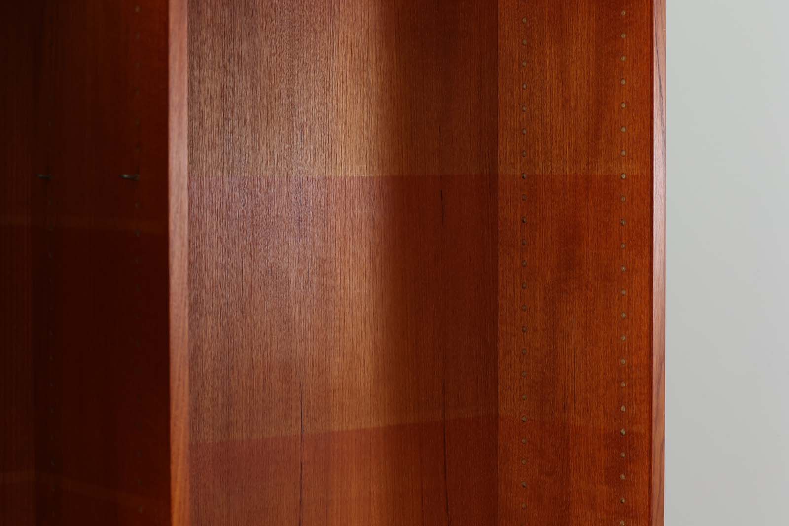 Borgemogensen(ボーエ・モーエンセン)によってデザインされたブックシェルフです。一見シンプルなフォルムですが、脚部がデザインポイントになっています。良質なチーク材が使用されており、FDB社によって細かい所まで丁寧に作成されています。使い勝手の良いサイズだと思います。本体、脚両方にチーク材が使用された希少なモデルです。