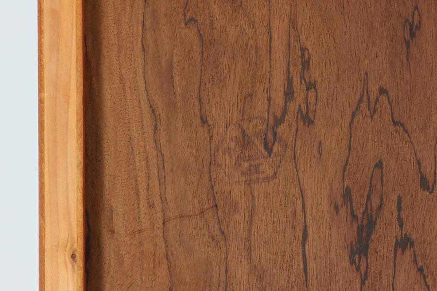 Borgemogensen(ボーエ・モーエンセン)によってデザインされたブックシェルフです。一見シンプルなフォルムですが、脚部がデザインポイントになっています。良質なチーク材が使用されており、FDB社によって細かい所まで丁寧に作成されています。使い勝手の良いサイズだと思います。本体、脚両方にチーク材が使用された希少なモデルです。
