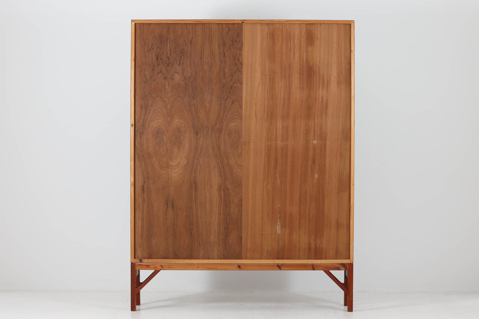 Borgemogensen(ボーエ・モーエンセン)によってデザインされたブックシェルフです。一見シンプルなフォルムですが、脚部がデザインポイントになっています。良質なチーク材が使用されており、FDB社によって細かい所まで丁寧に作成されています。使い勝手の良いサイズだと思います。本体、脚両方にチーク材が使用された希少なモデルです。