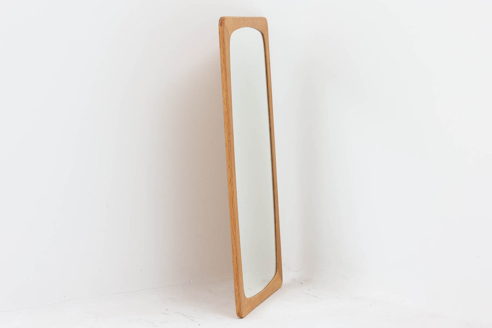 北欧より買い付けたビンテージミラーです。フレームには良質なオーク材使用されており、高級感がございます。背面に壁掛け用の紐が御座いますので、壁に掛けてもご使用いただけます。