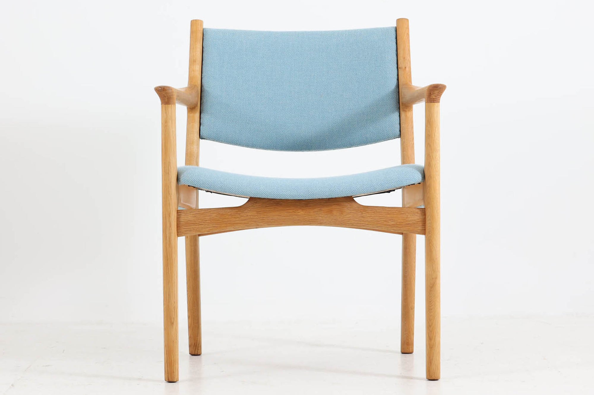 デンマークより買い付けた「JH525」です。HansJ.Wegnerが1950年代にデザインしたアームチェアです。サイド部はフレームの繋ぎ目が見えない様にファブリックで覆われています。今は無きJohannesHansen社の熟練の職人によって手作業で作成されたチェアは、見る角度によって異なる印象を与えてくれます。オーク材が使用されたモデルです。