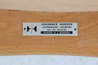 デンマークより買い付けた「JH525」です。HansJ.Wegnerが1950年代にデザインしたアームチェアです。サイド部はフレームの繋ぎ目が見えない様にファブリックで覆われています。今は無きJohannesHansen社の熟練の職人によって手作業で作成されたチェアは、見る角度によって異なる印象を与えてくれます。オーク材が使用されたモデルです。