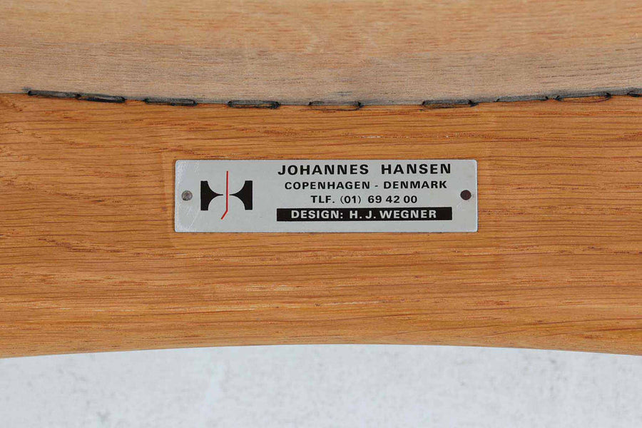 デンマークより買い付けた「JH525」です。HansJ.Wegnerが1950年代にデザインしたアームチェアです。サイド部はフレームの繋ぎ目が見えない様にファブリックで覆われています。今は無きJohannesHansen社の熟練の職人によって手作業で作成されたチェアは、見る角度によって異なる印象を与えてくれます。オーク材が使用されたモデルです。