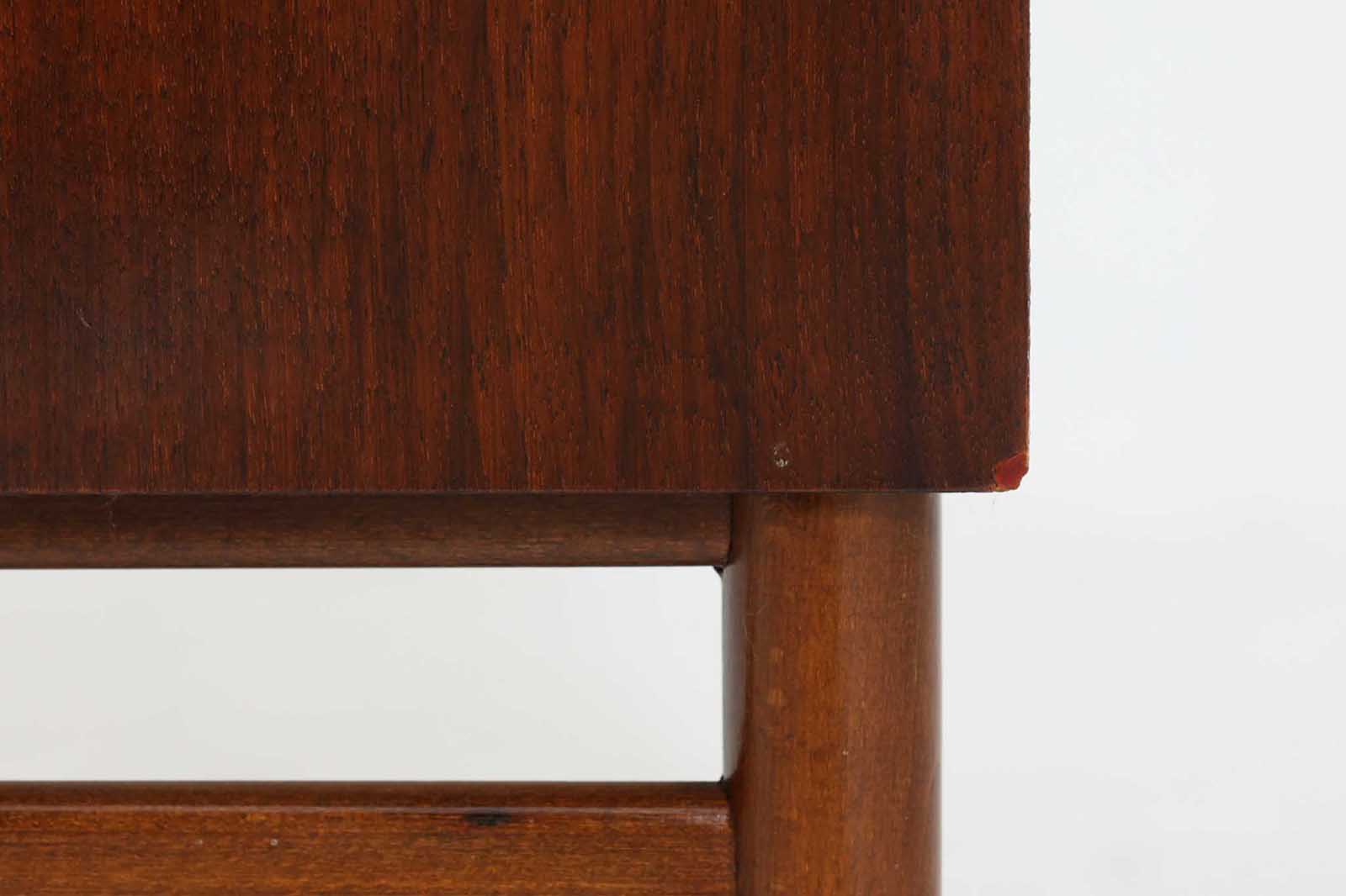 「カイ・クリスチャンセン」デザインの取っ手が特徴的なチェストです。良質なチーク材が使用されています。大型のモデルもありますが、こちらは小ぶりで可愛らしいタイプの物です。良質なマホガニー材が使用されています。