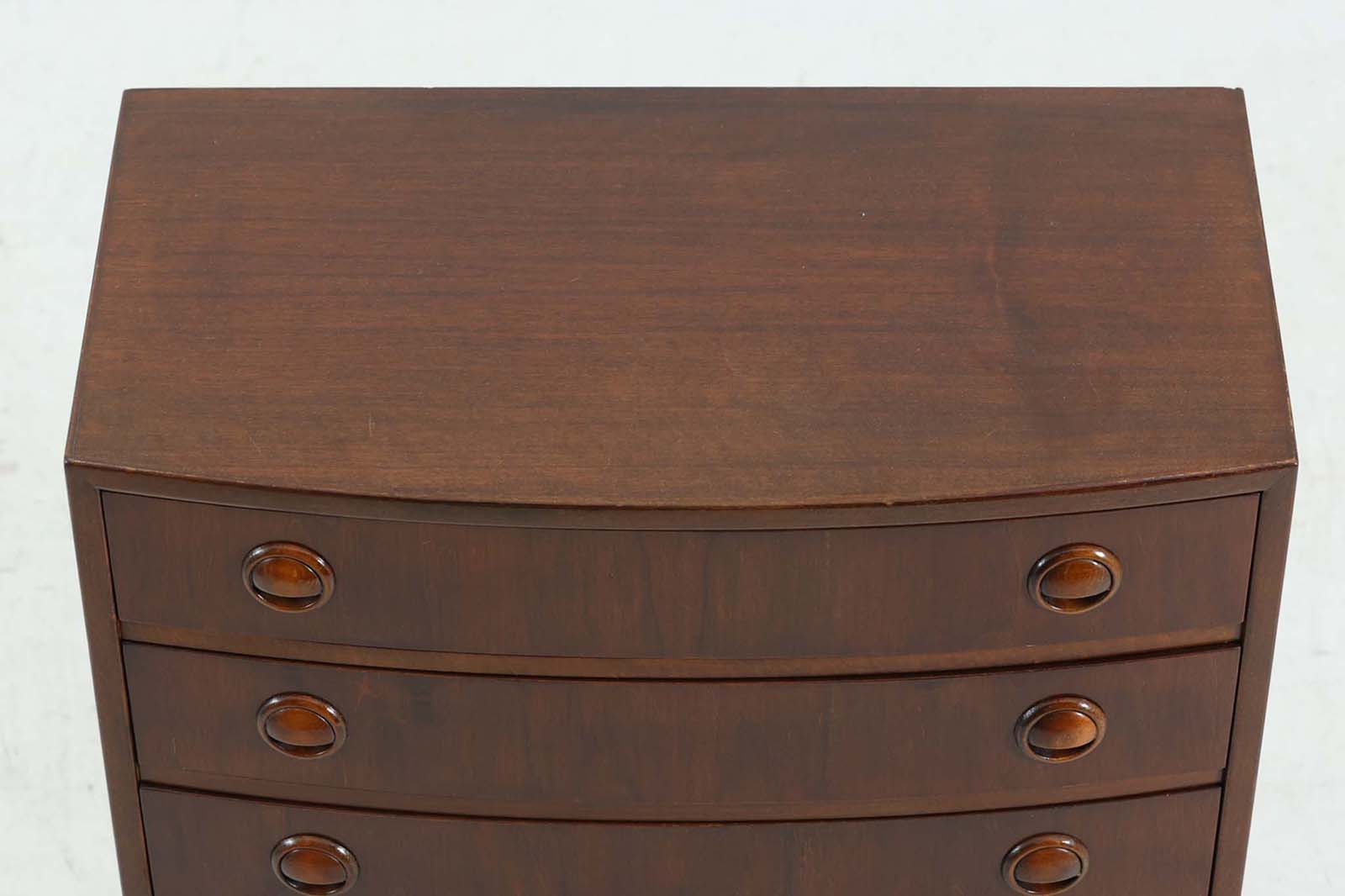 「カイ・クリスチャンセン」デザインの取っ手が特徴的なチェストです。良質なチーク材が使用されています。大型のモデルもありますが、こちらは小ぶりで可愛らしいタイプの物です。良質なマホガニー材が使用されています。