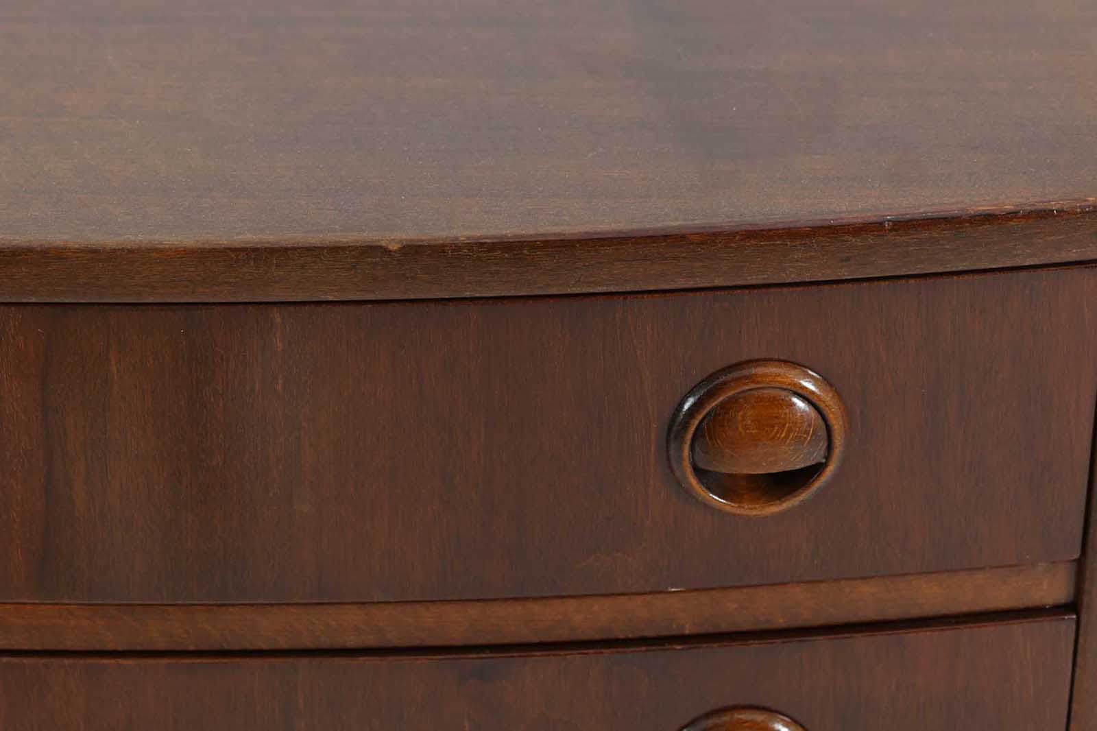 「カイ・クリスチャンセン」デザインの取っ手が特徴的なチェストです。良質なチーク材が使用されています。大型のモデルもありますが、こちらは小ぶりで可愛らしいタイプの物です。良質なマホガニー材が使用されています。