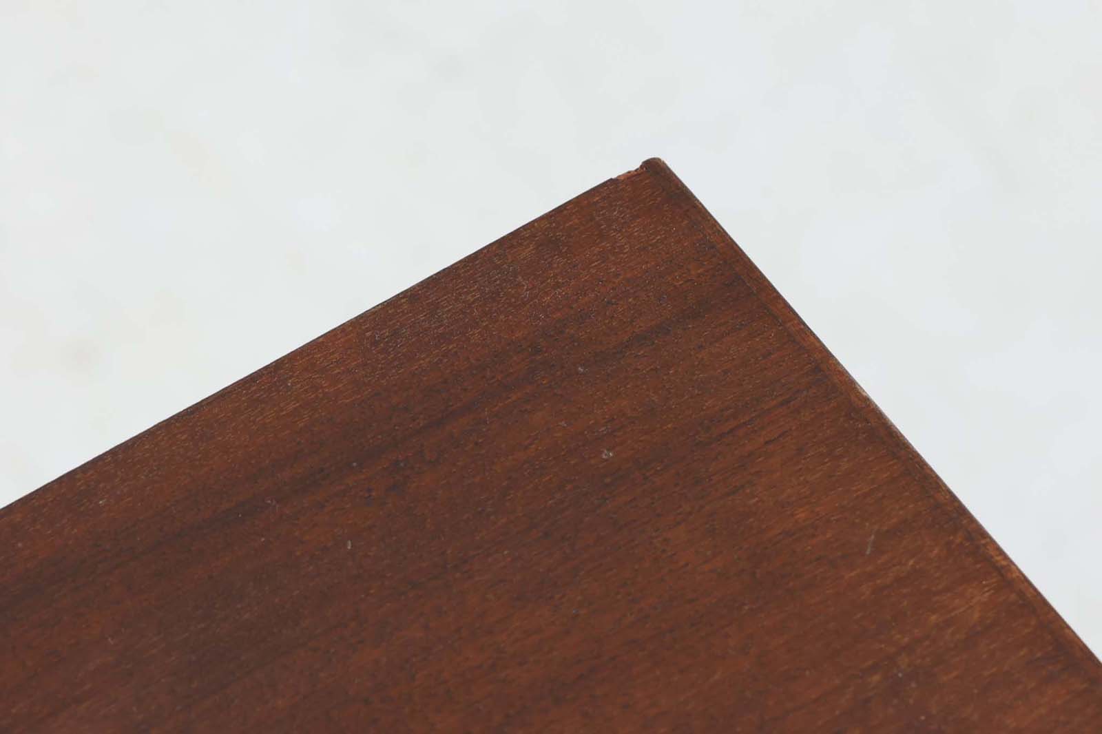 「カイ・クリスチャンセン」デザインの取っ手が特徴的なチェストです。良質なチーク材が使用されています。大型のモデルもありますが、こちらは小ぶりで可愛らしいタイプの物です。良質なマホガニー材が使用されています。