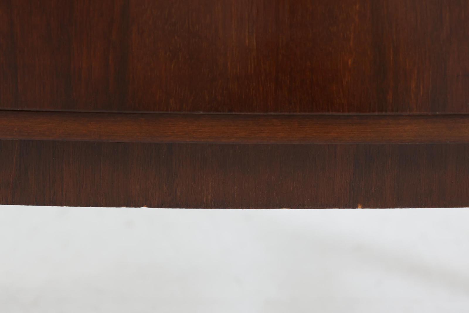 「カイ・クリスチャンセン」デザインの取っ手が特徴的なチェストです。良質なチーク材が使用されています。大型のモデルもありますが、こちらは小ぶりで可愛らしいタイプの物です。良質なマホガニー材が使用されています。