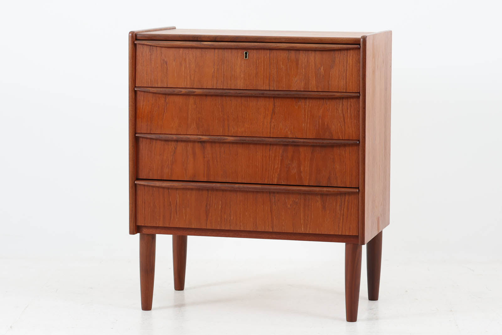 デンマークより買い付けた4段チェストです。本体には良質なチーク材が使用されています。北欧家具らしいバータイプの取手が使用されています。小ぶりなサイズ感です。