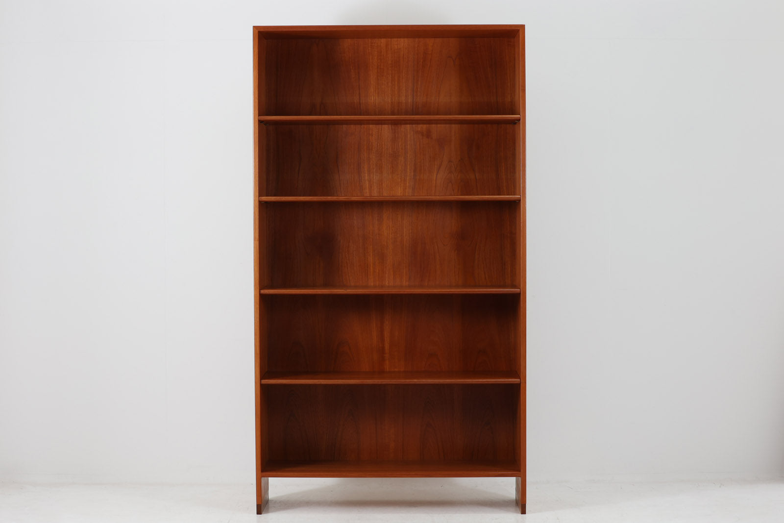北欧より買い付けたHansJ.Wegnerデザインのブックシェルフです。彼のキャビネット類を数多く手がけたRYmobler社製の本棚です。シンプルなデザインながらも要所要所にウェグナーらしいデザインが施してあり、実用性にも優れている逸品です。本体がチーク材の希少なモデルです。