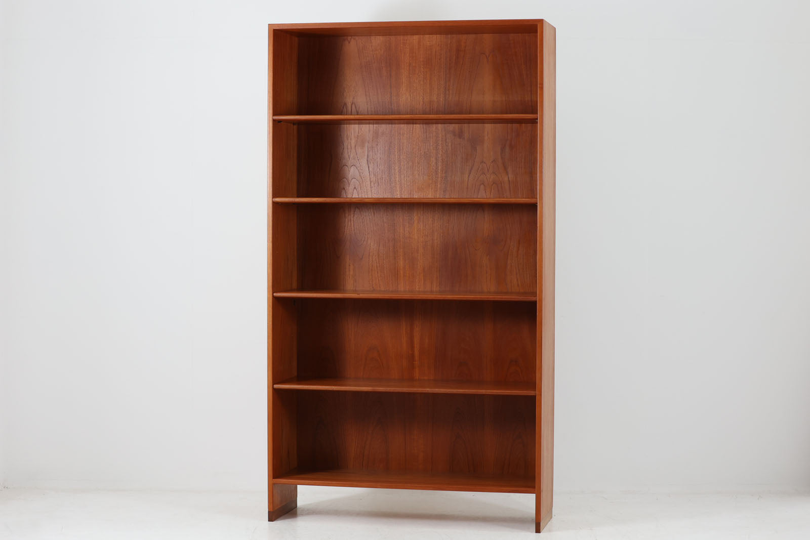 北欧より買い付けたHansJ.Wegnerデザインのブックシェルフです。彼のキャビネット類を数多く手がけたRYmobler社製の本棚です。シンプルなデザインながらも要所要所にウェグナーらしいデザインが施してあり、実用性にも優れている逸品です。本体がチーク材の希少なモデルです。