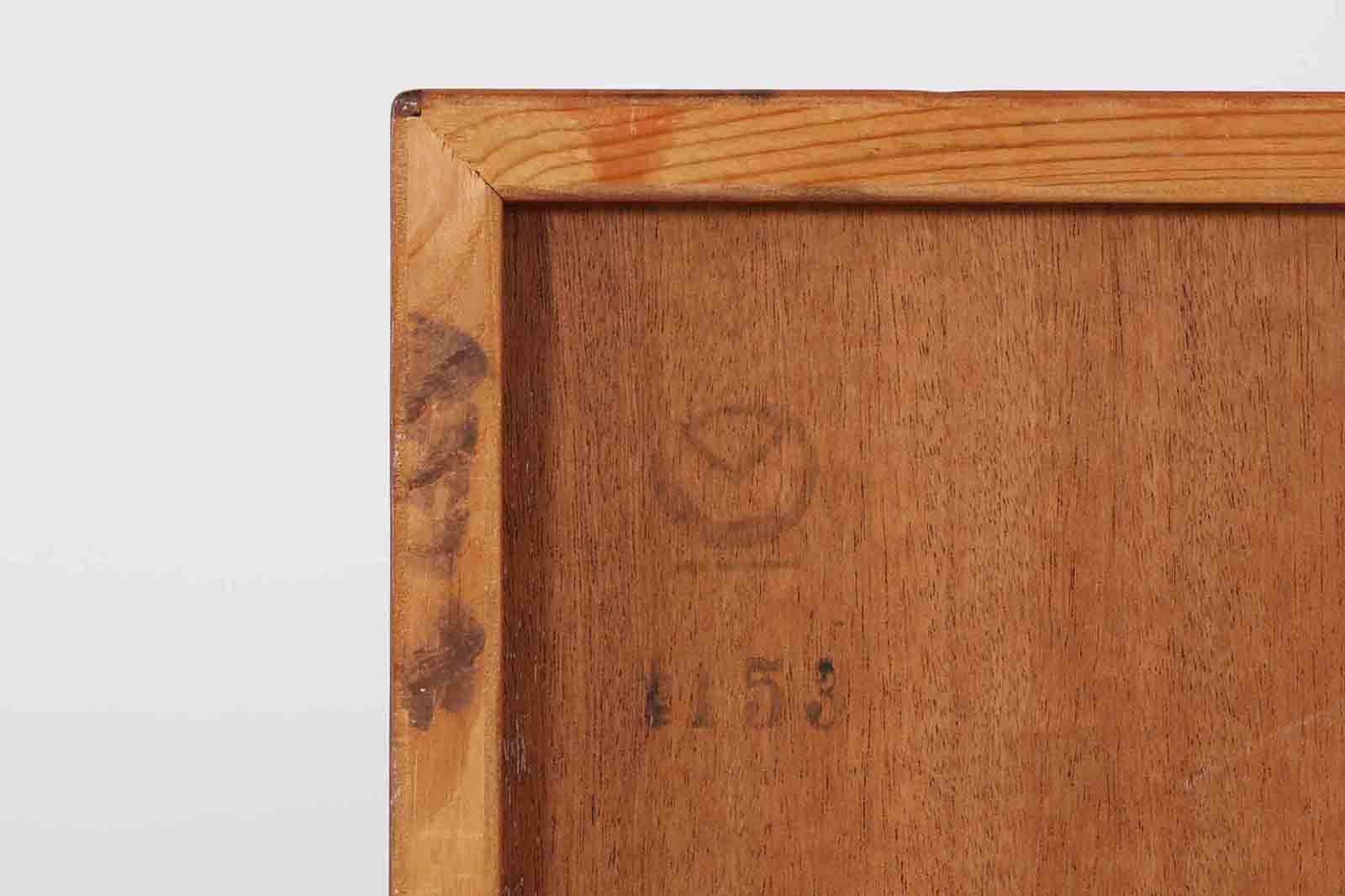 モーエンセンを代表するデザインで、デンマークの名工FDB社によって作成されています。小ぶりで使い勝手の良いサイズ感です。