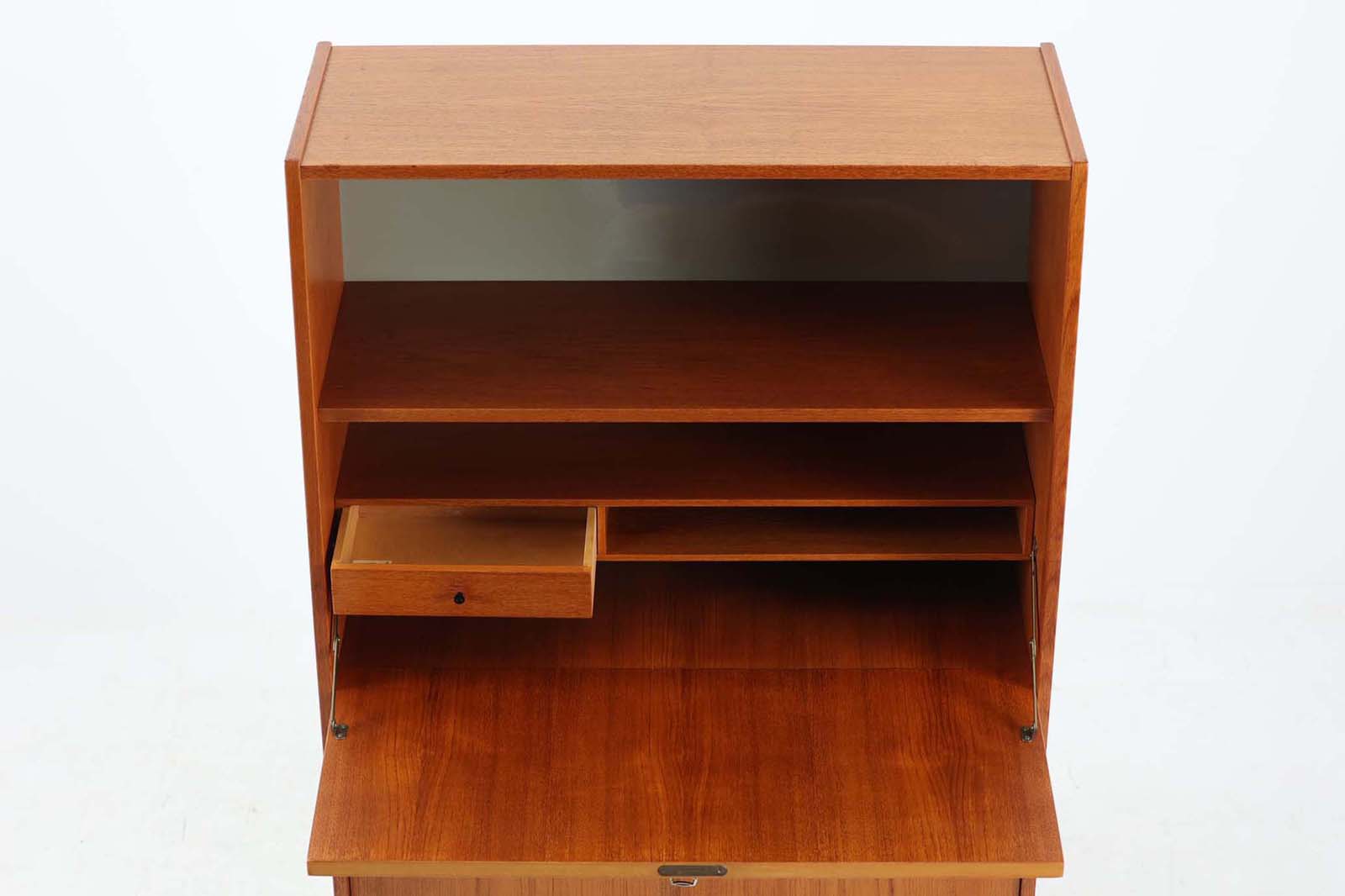 スウェーデンより買い付けたキャビネットです。鍵付きの扉が付属した珍しいデザインです。小物や大事な物を収納したり、簡易なデスクとしてもお使いいただけます。高さが138cmと小ぶりで空間を圧迫することなくご使用いただけます。