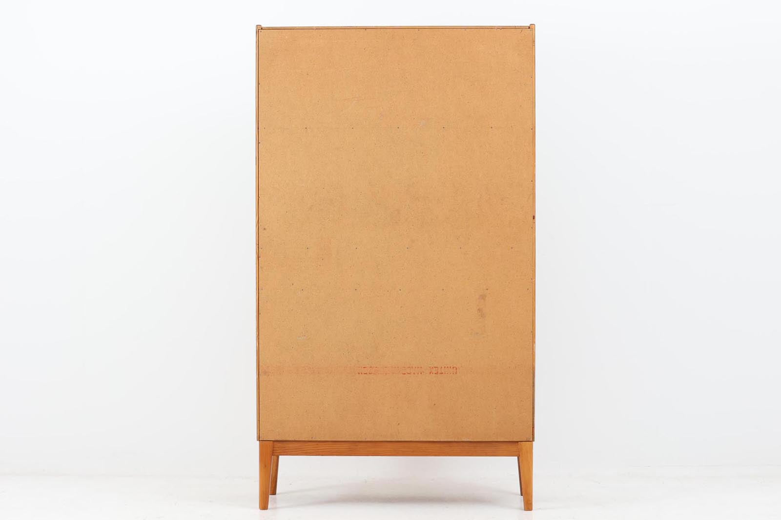 スウェーデンより買い付けたキャビネットです。鍵付きの扉が付属した珍しいデザインです。小物や大事な物を収納したり、簡易なデスクとしてもお使いいただけます。高さが138cmと小ぶりで空間を圧迫することなくご使用いただけます。