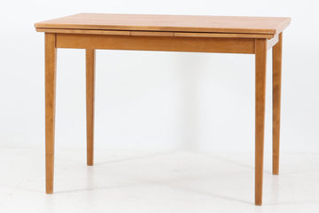 スウェーデンより買い付けたダイニングテーブルです。天板にはチーク材、脚にはナチュラルなビーチ材が使用されており、デンマーク製の物より全体的に明るく優しい印象を受けます。幅が100cmと小ぶりで珍しいサイズ感です。片方だけ拡張板を広げて使用可能です。
